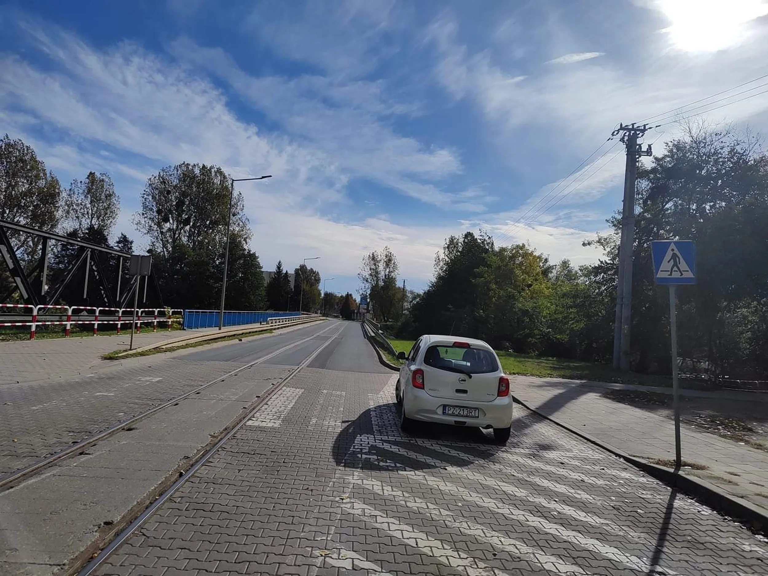 Tragedia. Nie wiem kto dał kierowcy prawo jazdy, bo na znakach poziomych to się kompletnie nie zna