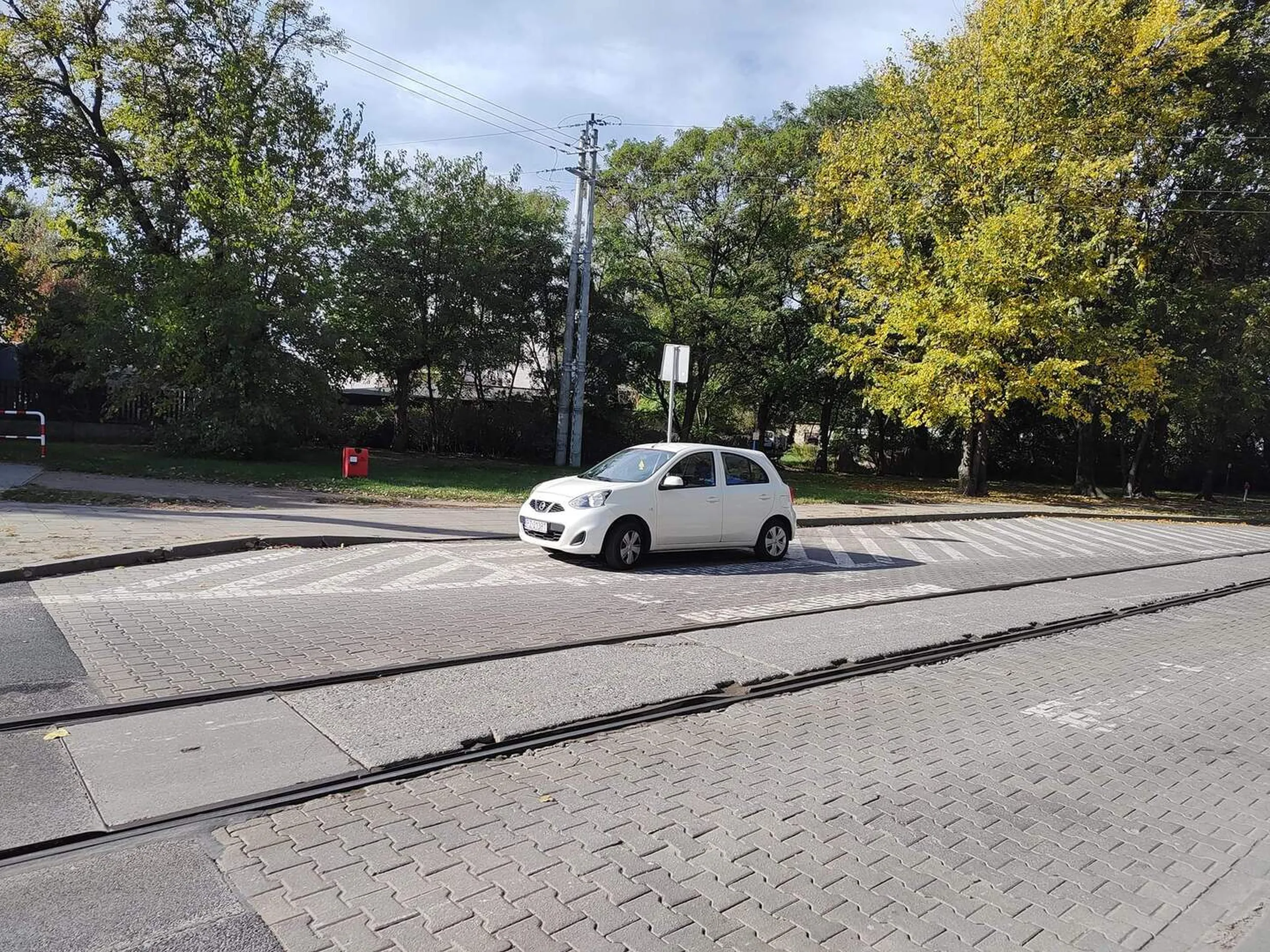 Tragedia. Nie wiem kto dał kierowcy prawo jazdy, bo na znakach poziomych to się kompletnie nie zna