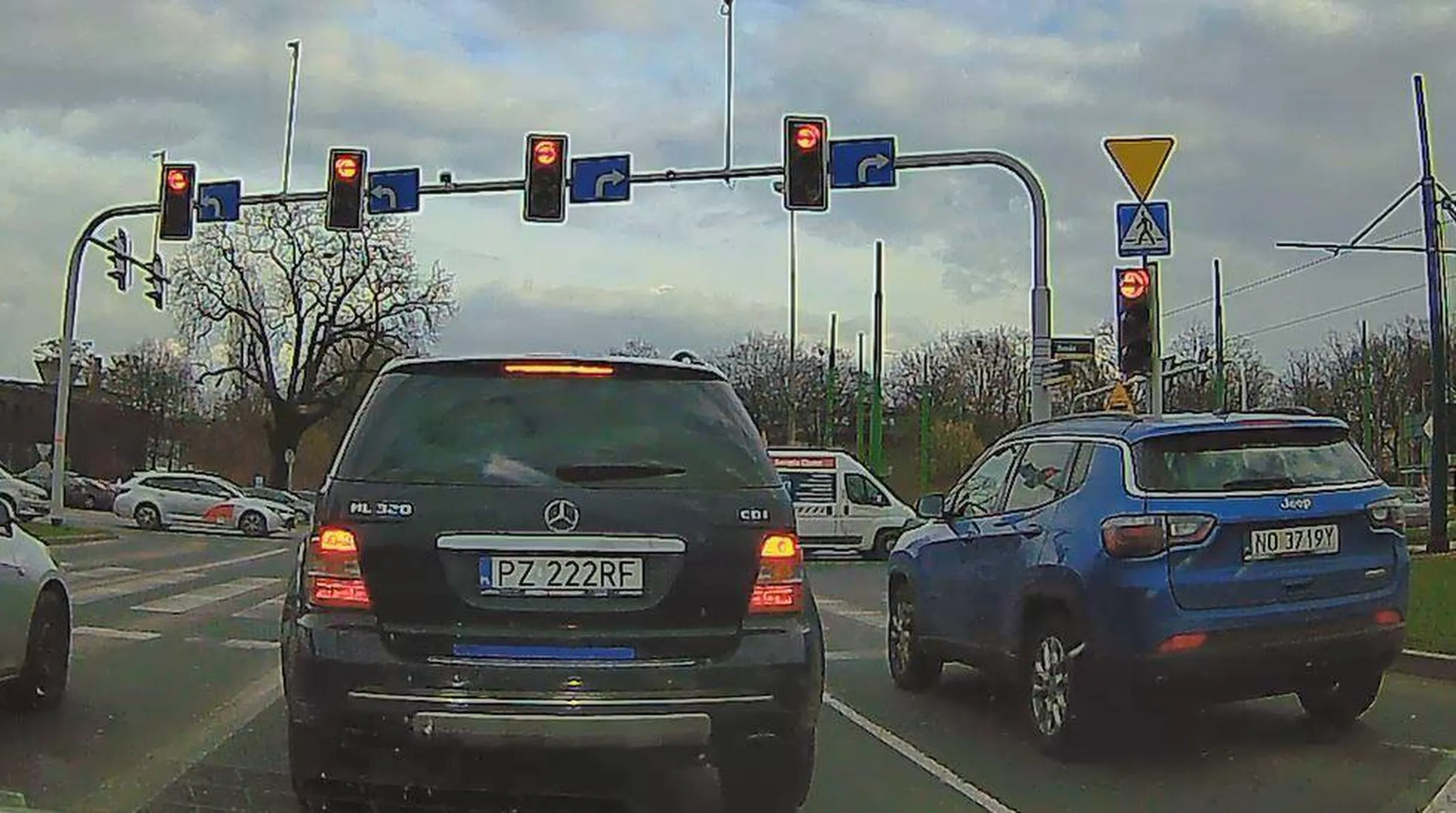 Śmieciarz w starym mercedesie wyrzuca swoje śmieci przez okno. Przez tego rzęcha pewnie ciągle ma wrażenie, że jest na wysypisku. :)