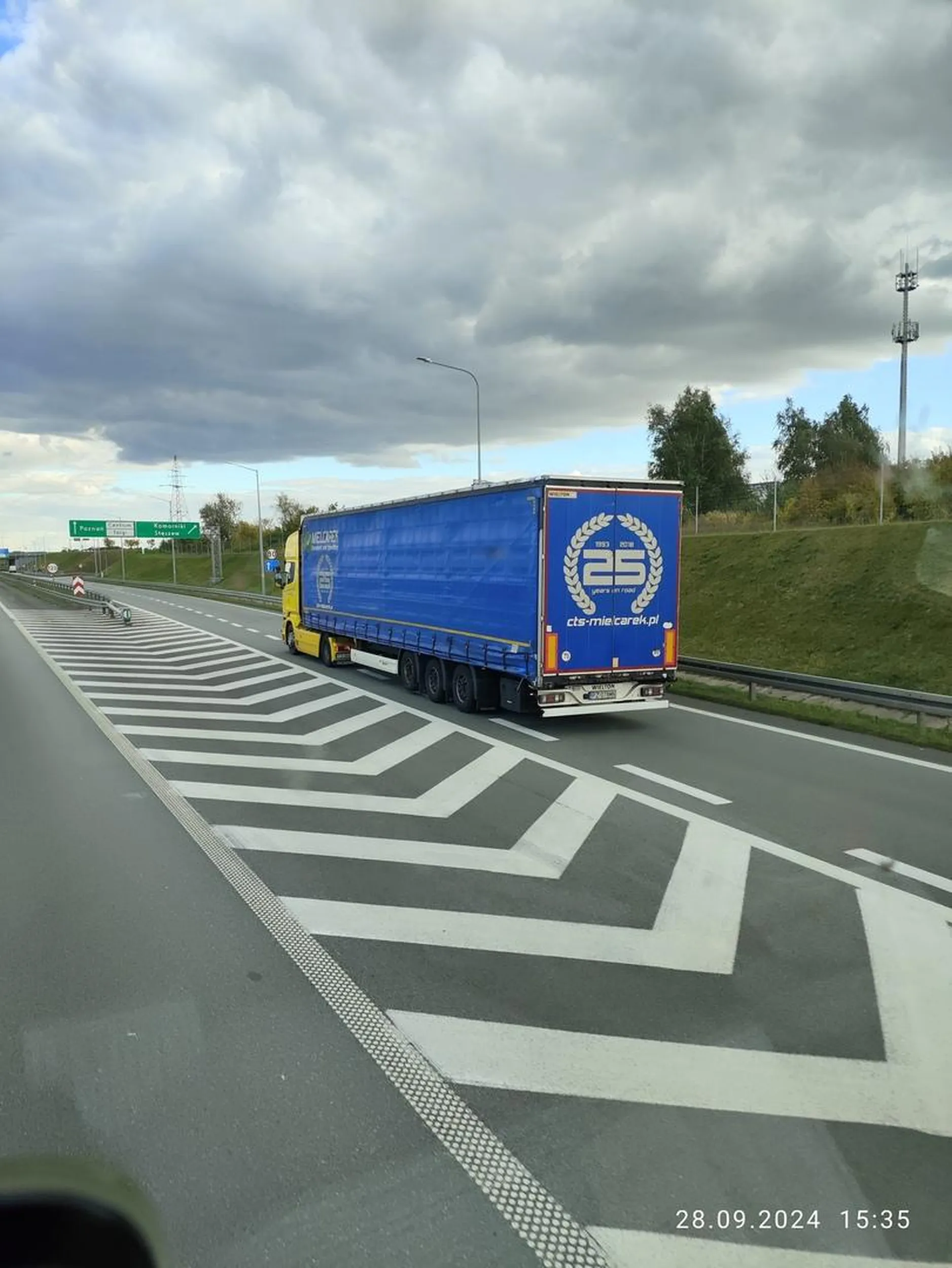 Pajac przyspiesza podczas wyprzedzania. Stwarza zagrożenie w ruchu drogowym. Totalny kretyn za kierownicą ciągnika siodłowego