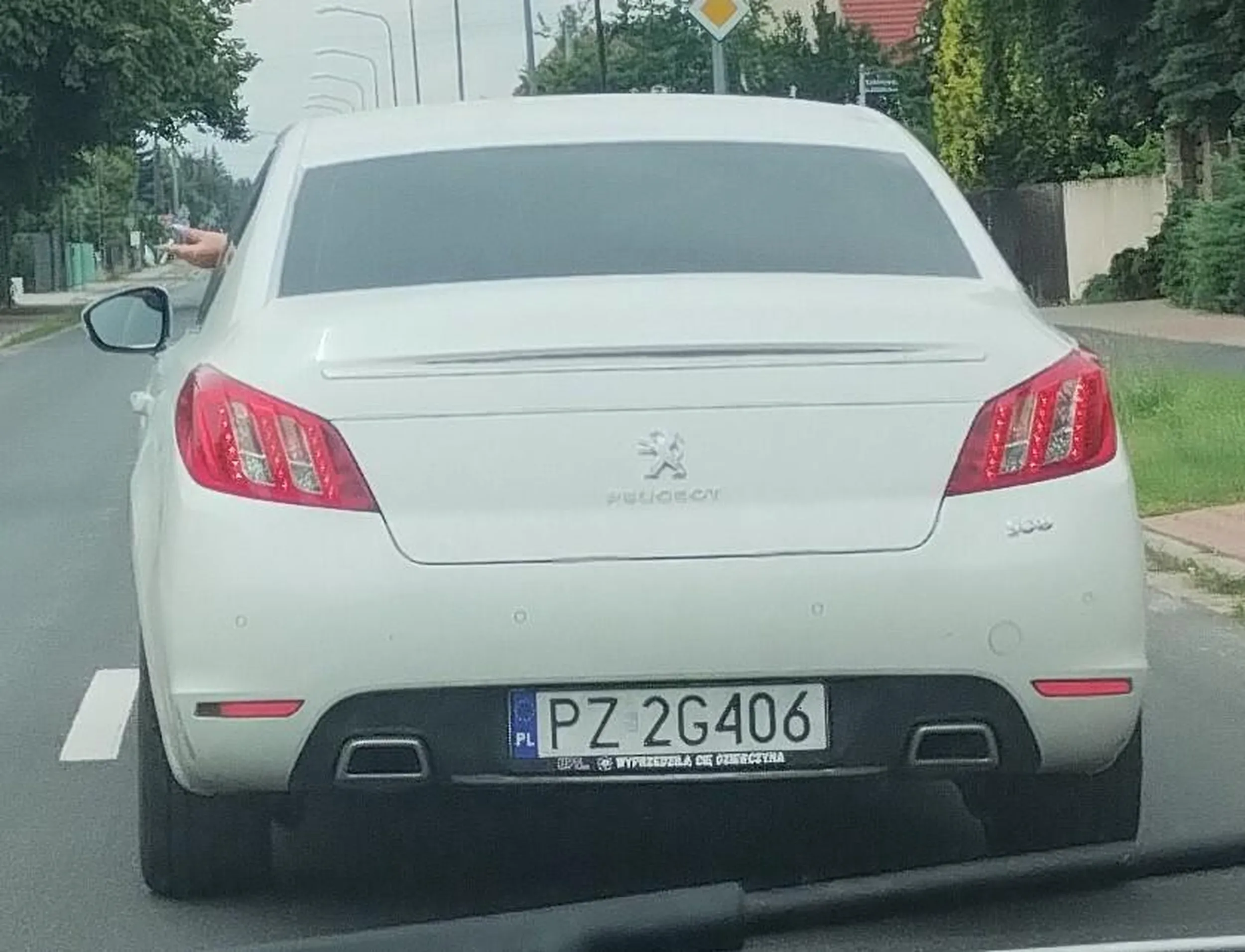 Peciara wyrzuca niedopałki z auta. Obrzydliwe!