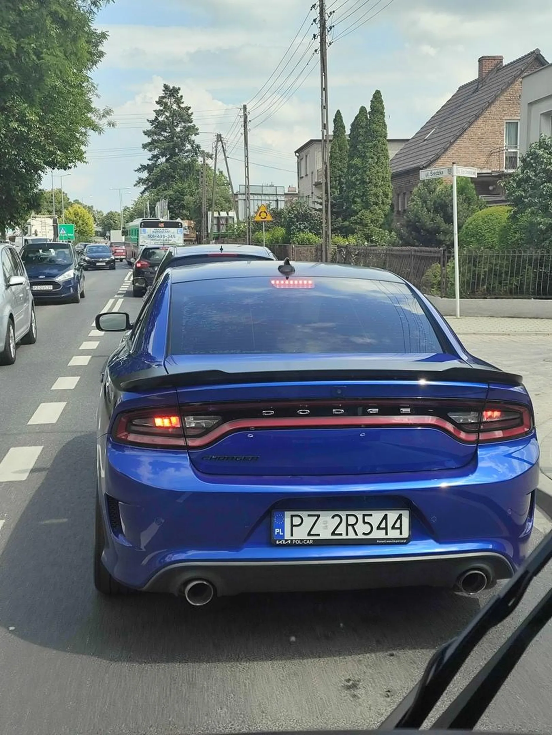 Autko może i ładne ale stojąc w korku nie musisz na siłę zwracać na siebie uwagi strzelaniem z wydechu. W korku to raczej nigdzie nie wystartujesz...