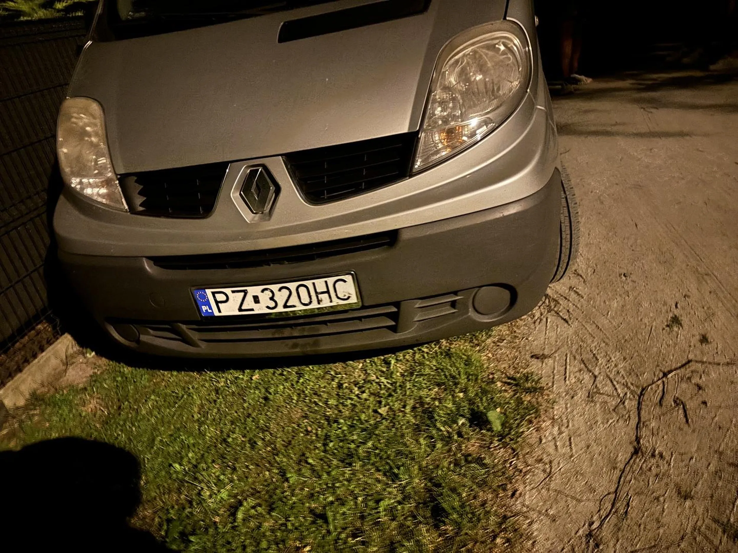 Okropne zachowanie ze strony właścicieli busa. Zamknęli psa na pace w nocy- po naszej interwencji kobieta ok. 50 lat chciała bić się z chłopakami, którzy interweniowali, bo „bo miała to pod kontrolą”. Piesek przeszkadzał na imprezie… Finalnie wrócił do tych zjeb*w.