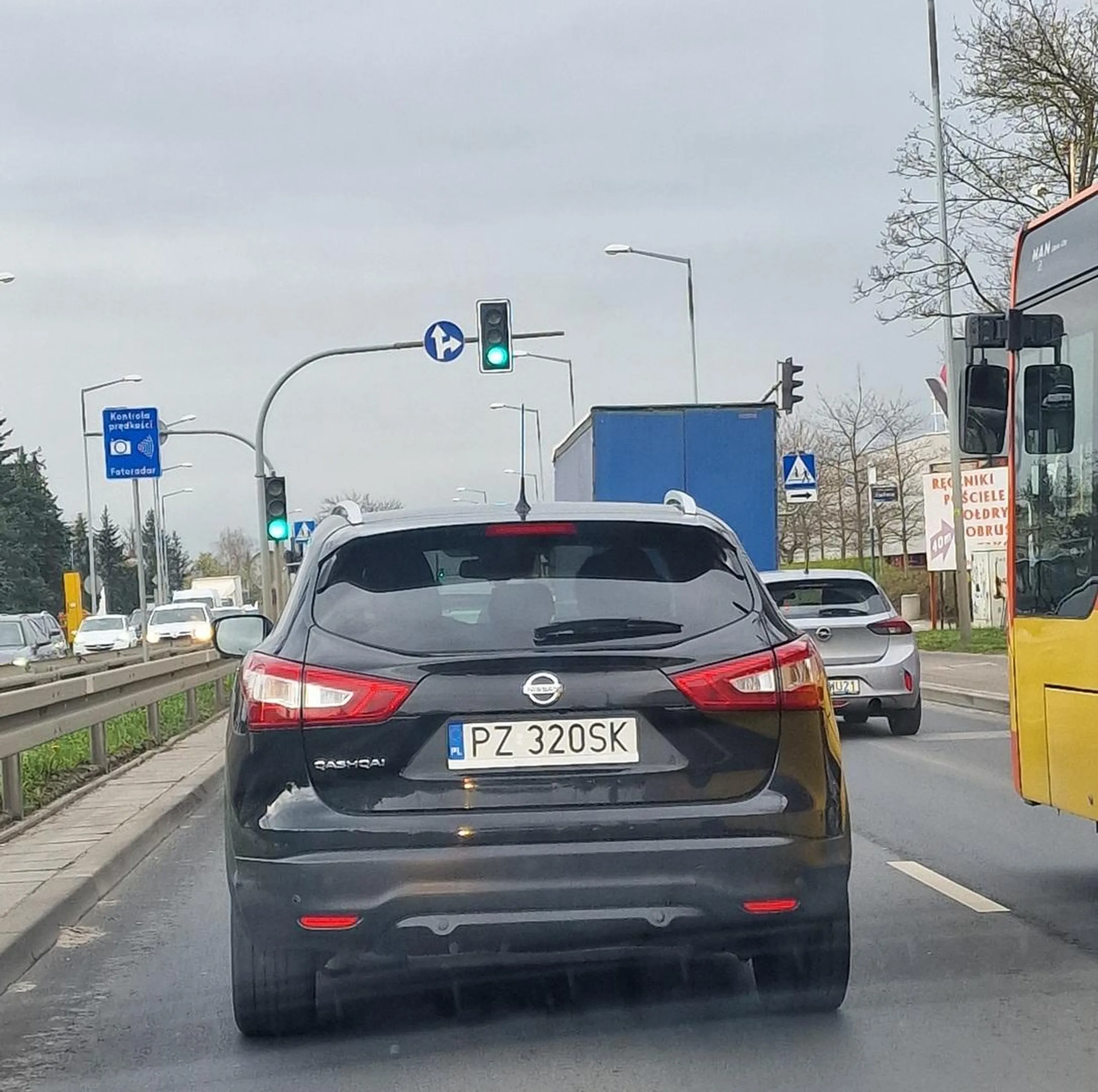 Agresywne zmiany pasa, brak kierunkowskazów, wymuszanie pierwszeństwa, jazda grubo ponad ograniczenia prędkości, nie reaguje na klakson, najgorszy sort frustratów drogowych. Pasażerka nie reagowała na jego poczynania. Kiedyś stanie się tragedia