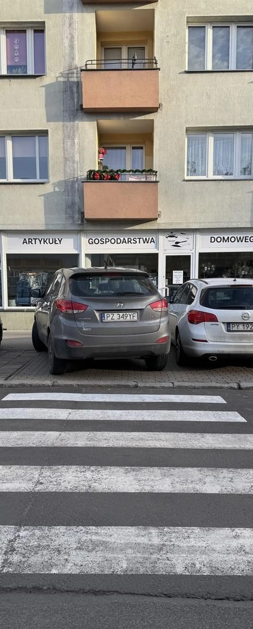 Nie ładnie parkować równo z pasami