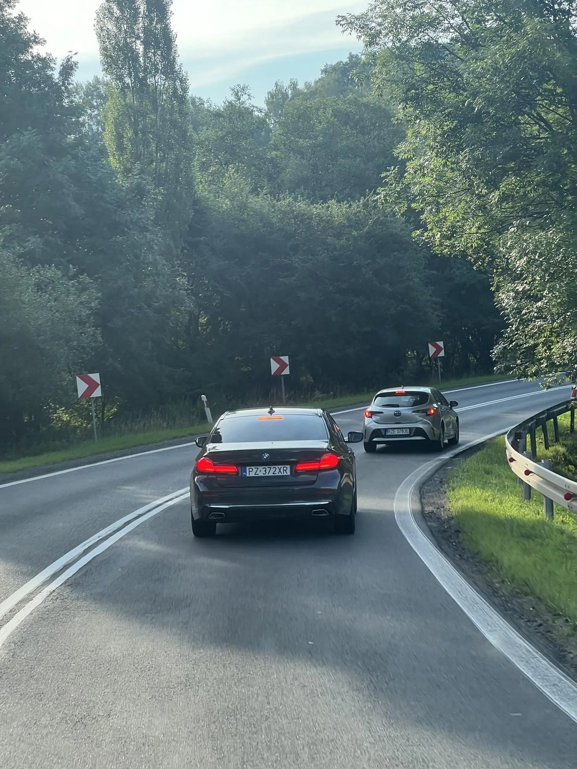 Bezczelny kierowca.. Wyprzedzanie z wymuszeniem zjazdu na pobocze jadących aut z naprzeciwka.. niebezpieczna sytuacja, duża prędkość, prawie czołowe zderzenie…