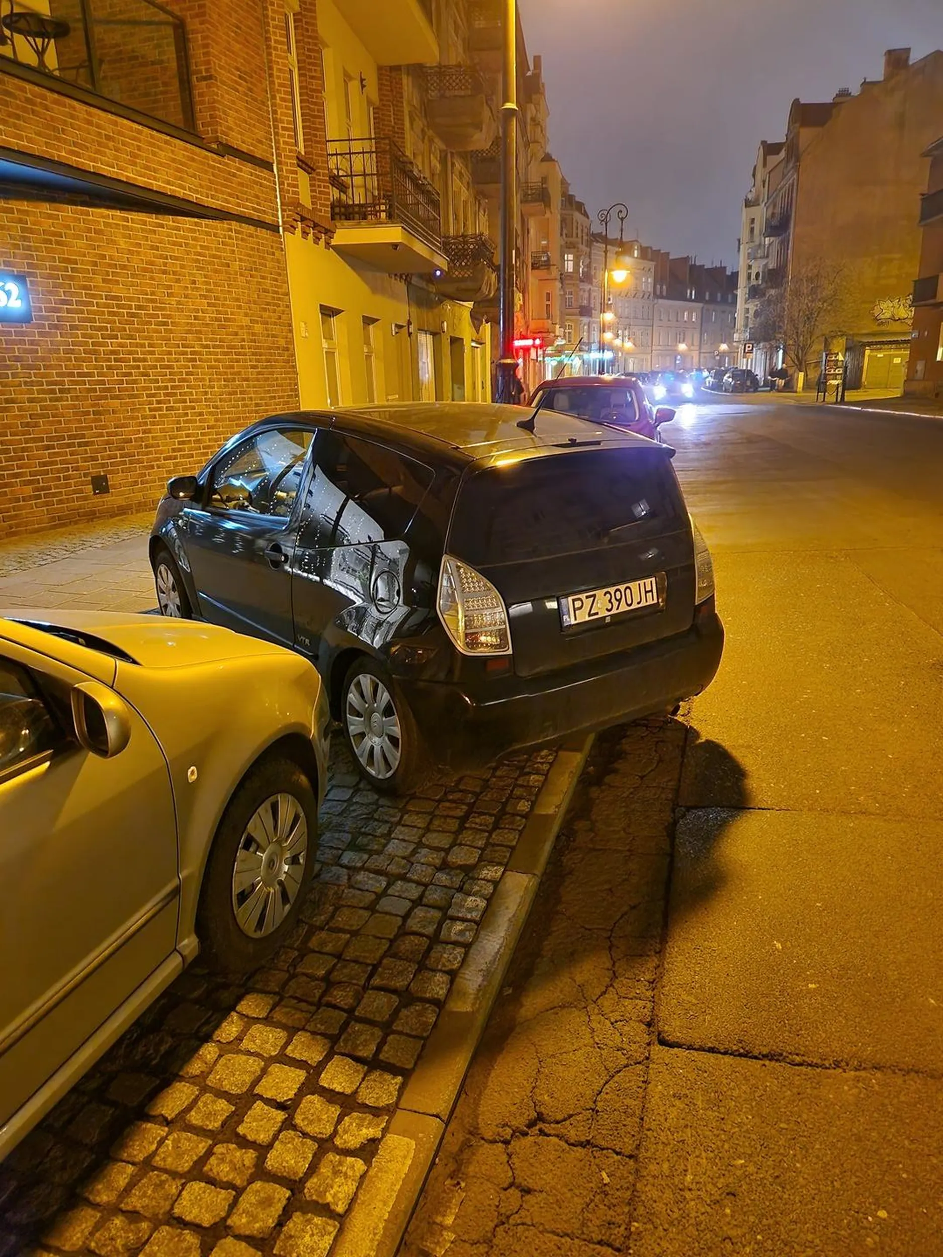 Beznadziejnie zaparkowany PZ w miejscu gdzie nie ma już parkingu- blokuje wyjazd samochodu