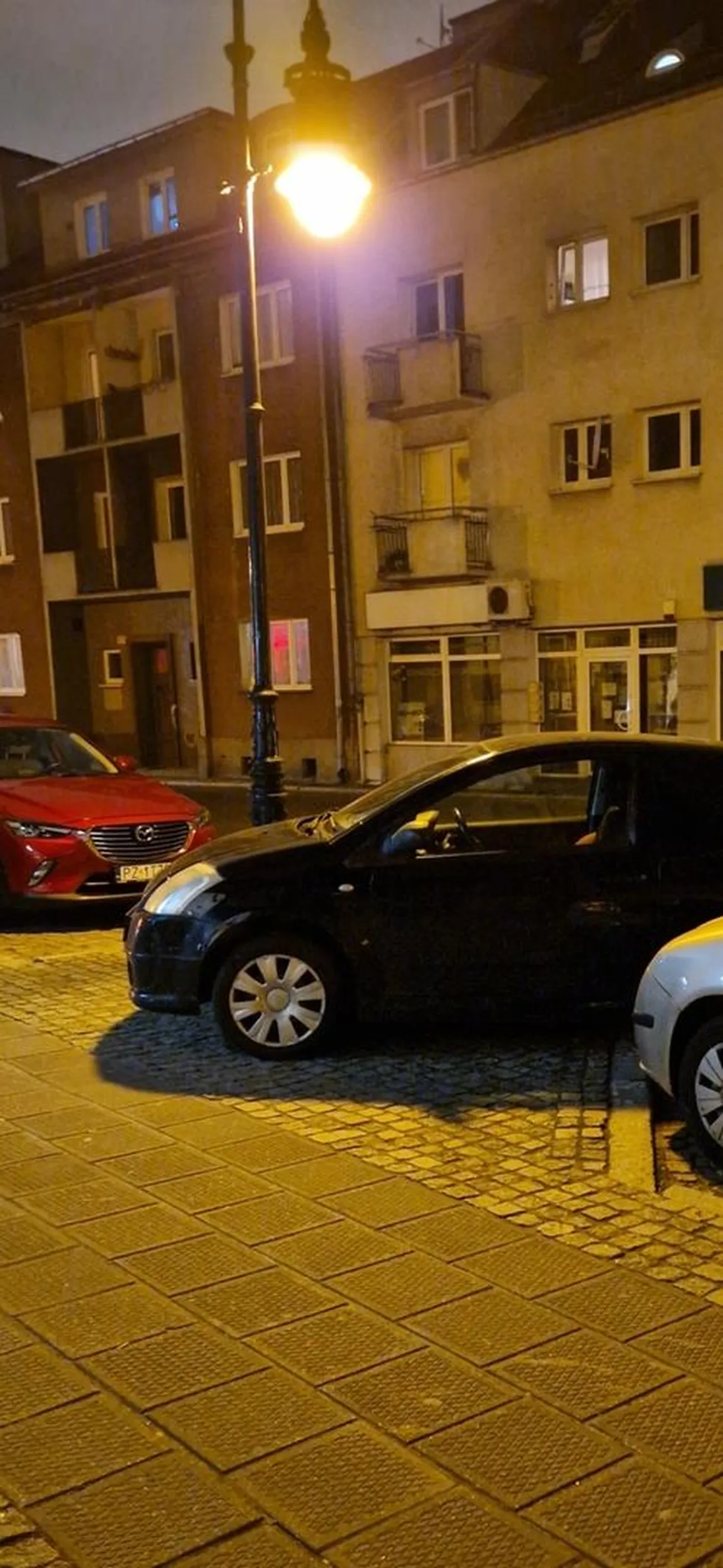 Beznadziejnie zaparkowany PZ w miejscu gdzie nie ma już parkingu- blokuje wyjazd samochodu