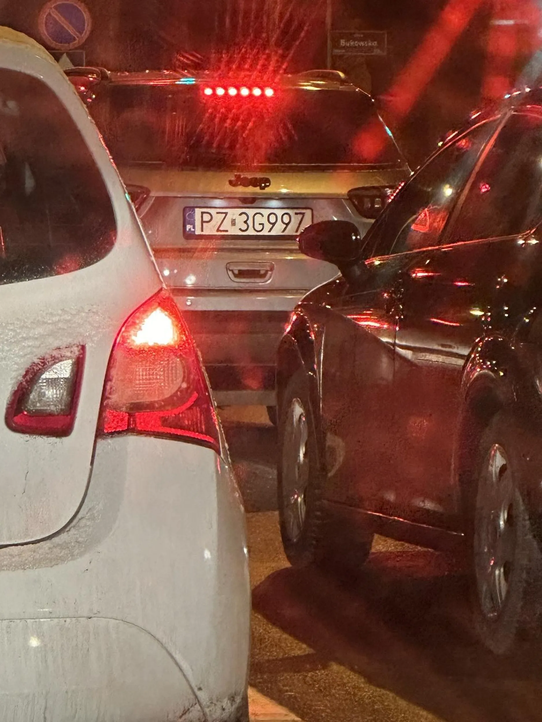 Zwykly cham i prostak. Wyprzedza pasem do skretu w prawo po czym wciska sie na zyletki z powrotem tak mu sie spieszy. Nastepnie na 2 pasach zajmuje lewy jedzie rowno z tymi z prawej i blokuje zeby go czasem nikt nie wyprzedzil. Jednak mu sie tak nie spieszy. Zwykly buc w nowym jeepie wiec chyba pieniadze uderzyly do glowy haatfu