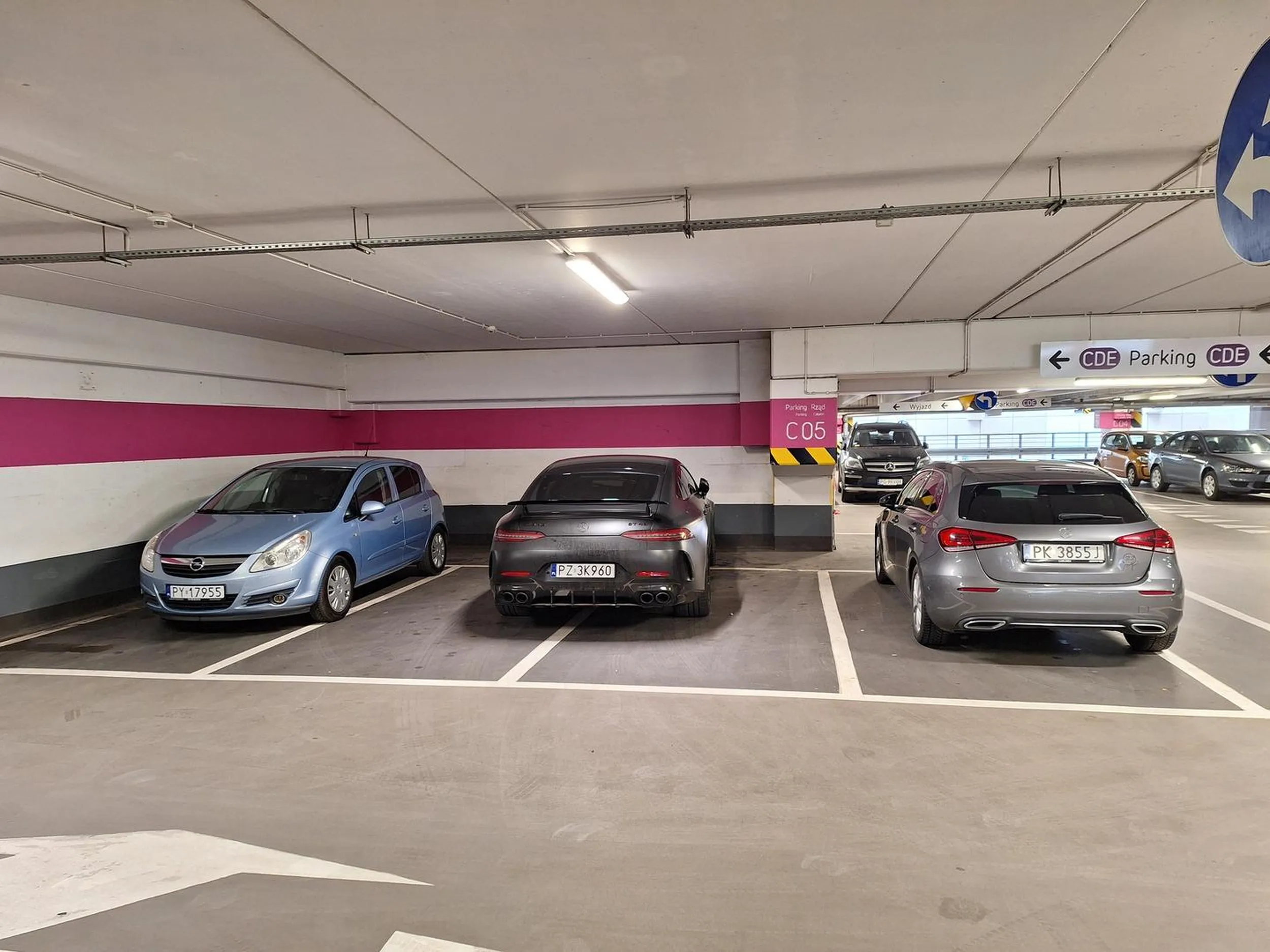 Wieśmak przyjechal do Poznania i tak zaparkowal w galerii Avenida. Gdyby byl zlosliwy moglby stanac w poprzek i zajac trzy miejsca a nie dwa ;)