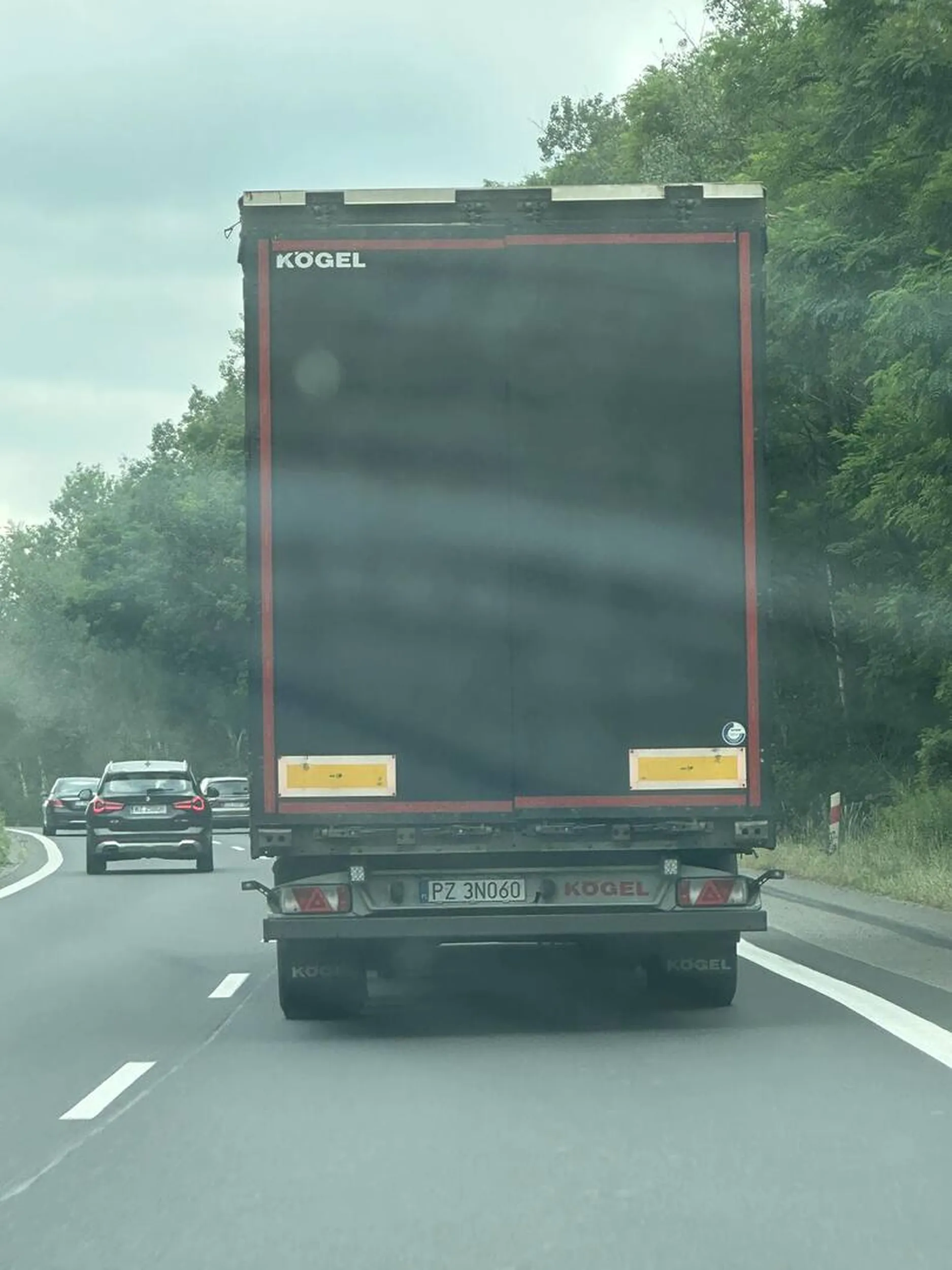 Szeryf lewego pasa. Ruch ogromny a tutaj się wyprzedzają 2 tiry. Jeszcze gdyby to było sprawnie a nie 2 km/h więcej niż auto wyprzedzane. Przepisy się zmieniły jak widać temu kierowcy to nie przeszkadza w jeździe.