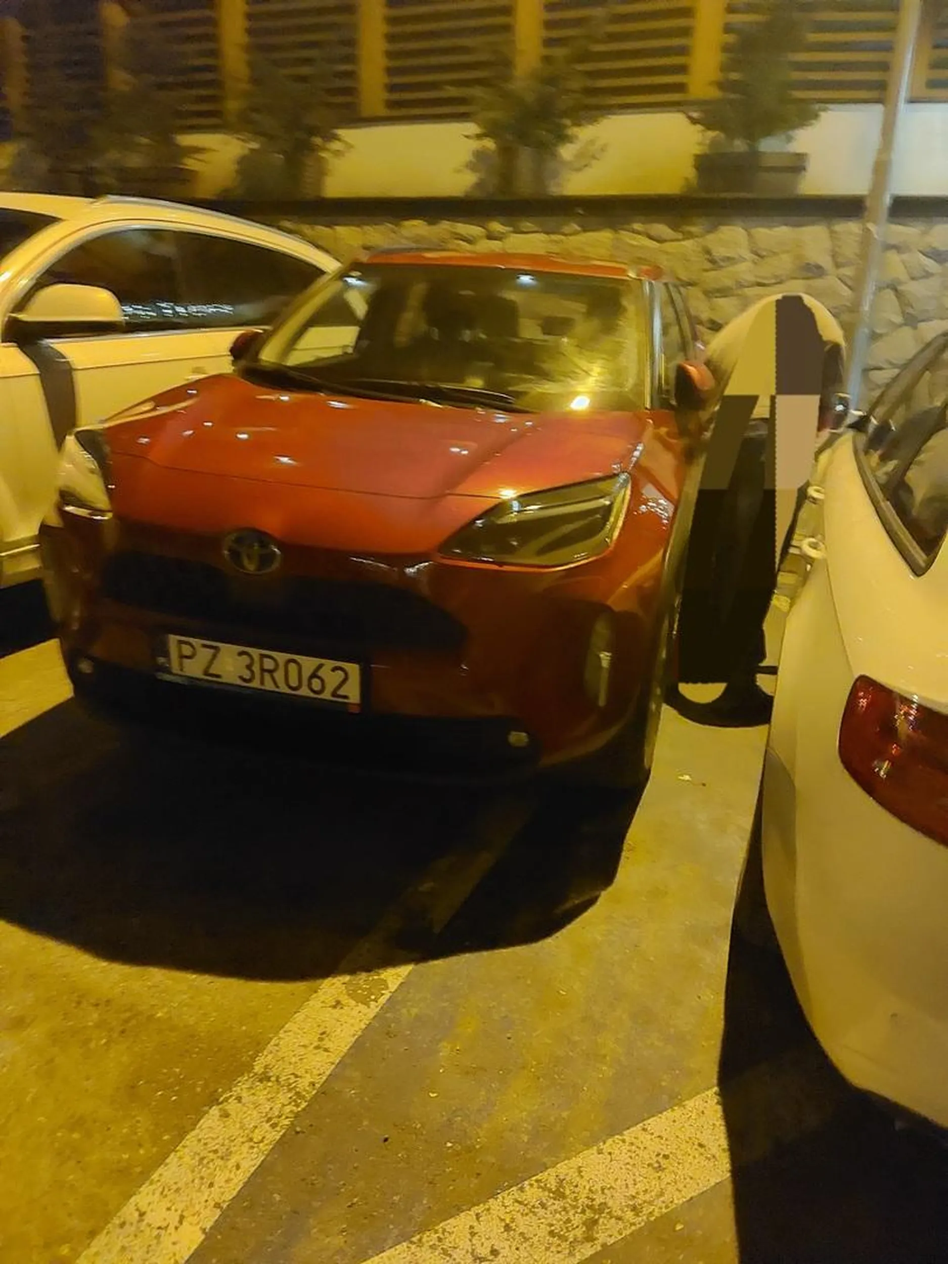 ja gruba nie jestem, ale wejść przez tylne drzwi się nie dało stawaj chłopie prosto i w swoich pasach :))