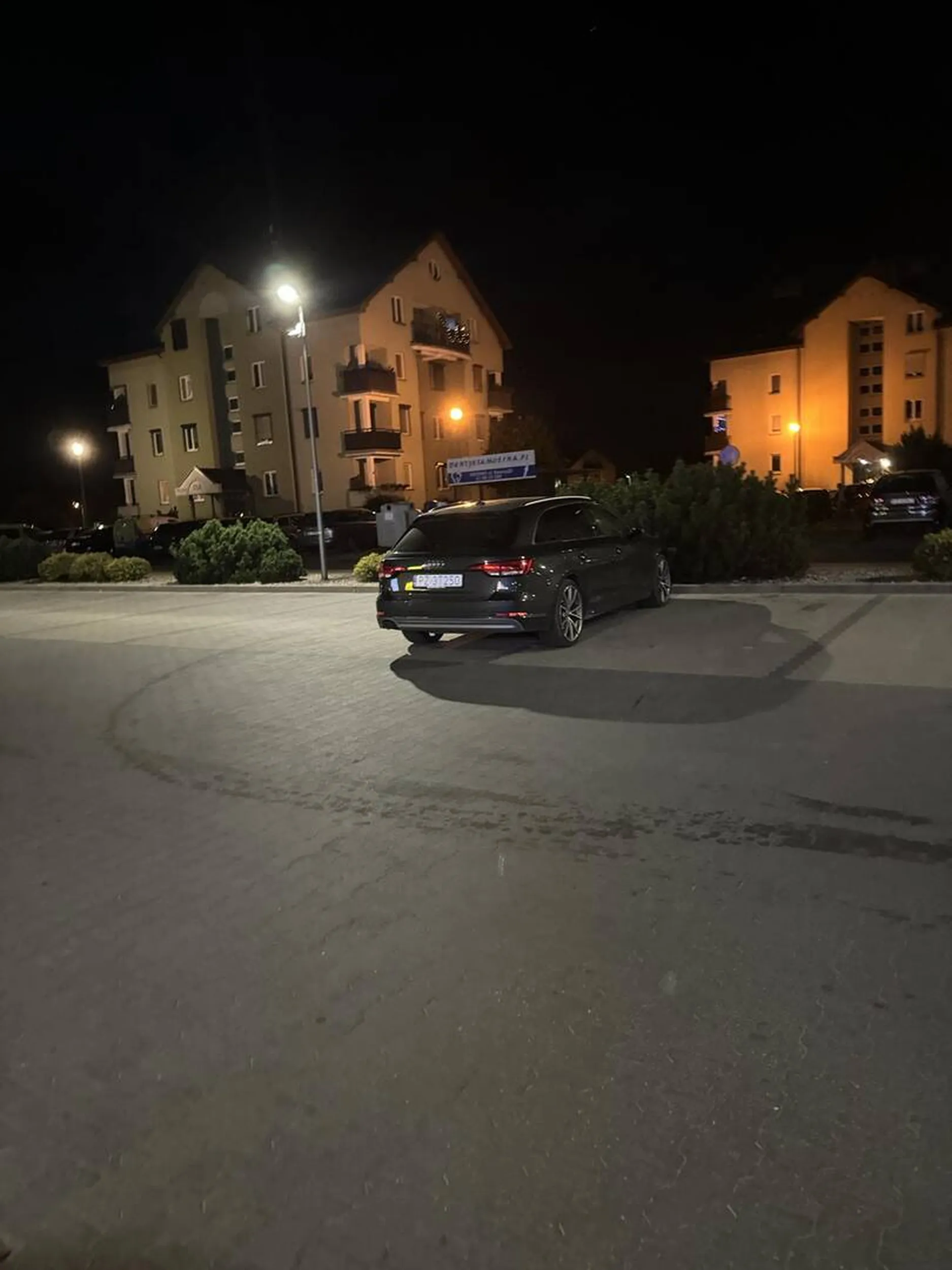 Bardzo nie miły pan z pod Biedronki w Krośnie bezprzyczynnie dotykał oraz spóściół powietrze z niewłasnego rowera, sprawa została zgłoszona do odpowiednich służb które się już za mnie tym zajmą.