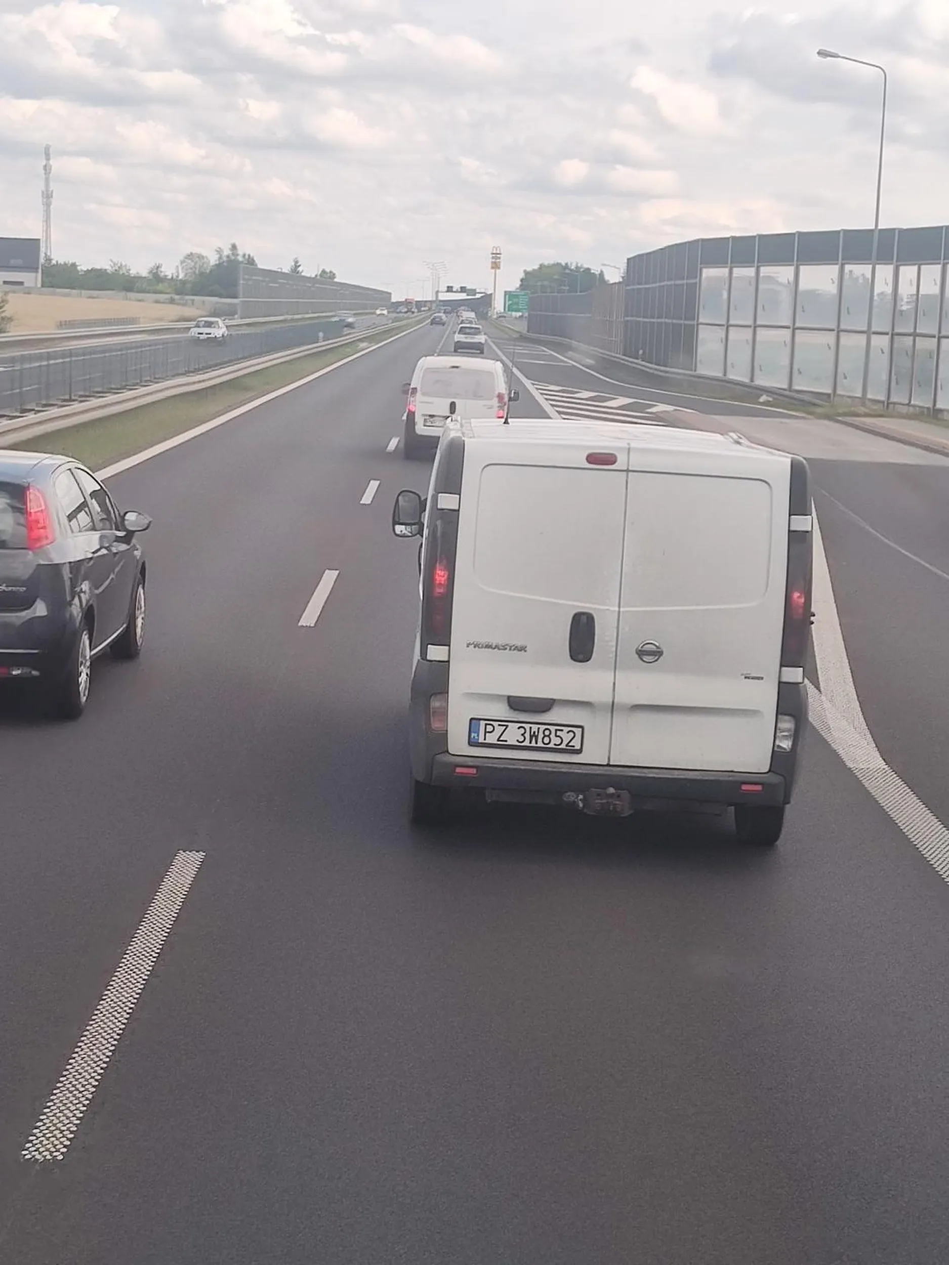 Ogólnie typ na s11 jedzie 65 km/h tamując ruch i stwarzając zagrożenie.
