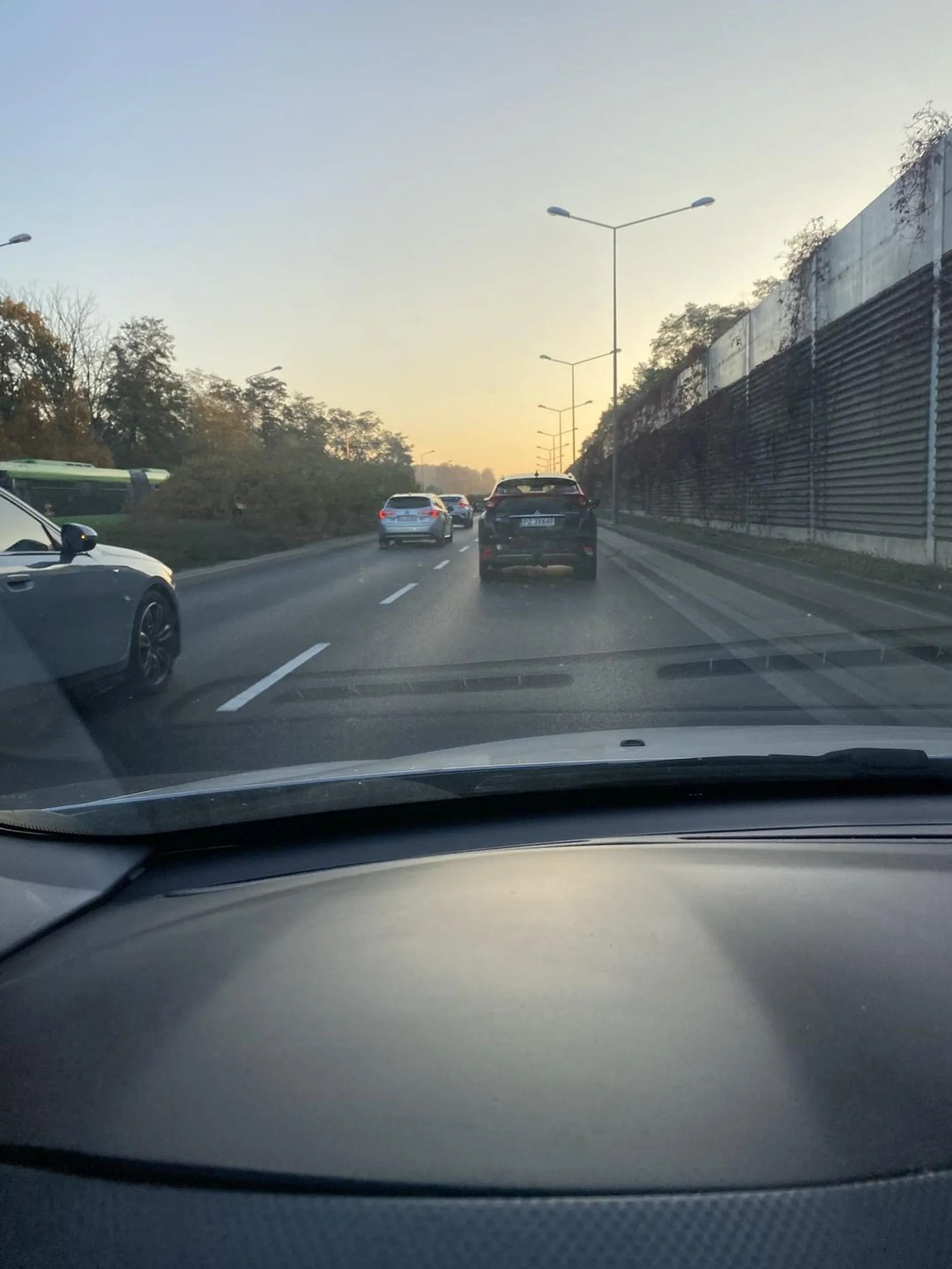 Zero kultury na drodze, Pani trąbi na każdego nawet jak jest korek. Strąbiła mnie jak staliśmy w dużym korku i przepuściłam jeden samochód. Wulgarna pokazuje środkowy palce. Zachowuje się irracjonalnie na drodze. Nie zachowuje odstępu między samochodami. Możliwe, że to już czas na rower. Pozdrawiam serdecznie ❤️