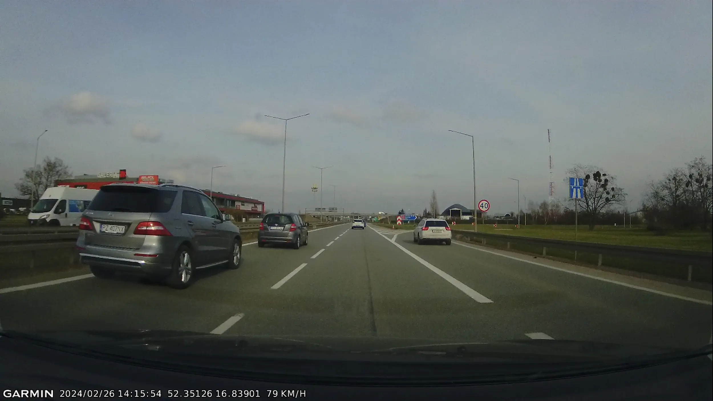 Siedzi ludziom na dupie, trąbi a później wyprzedza prawym pasem i ich hamuje.