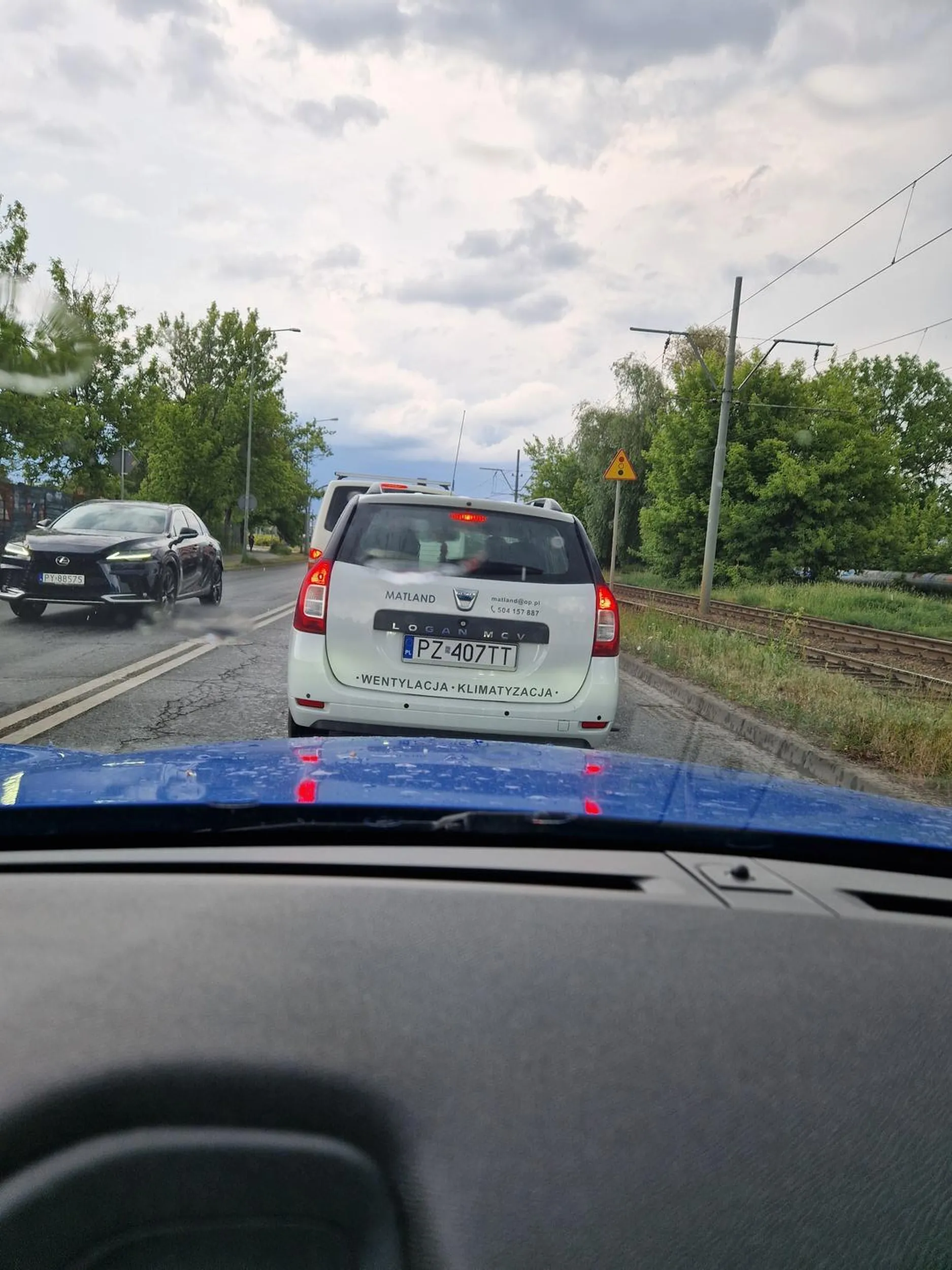 Wyprzedza na podwójnej ciągłej, wymusza hamowanie.