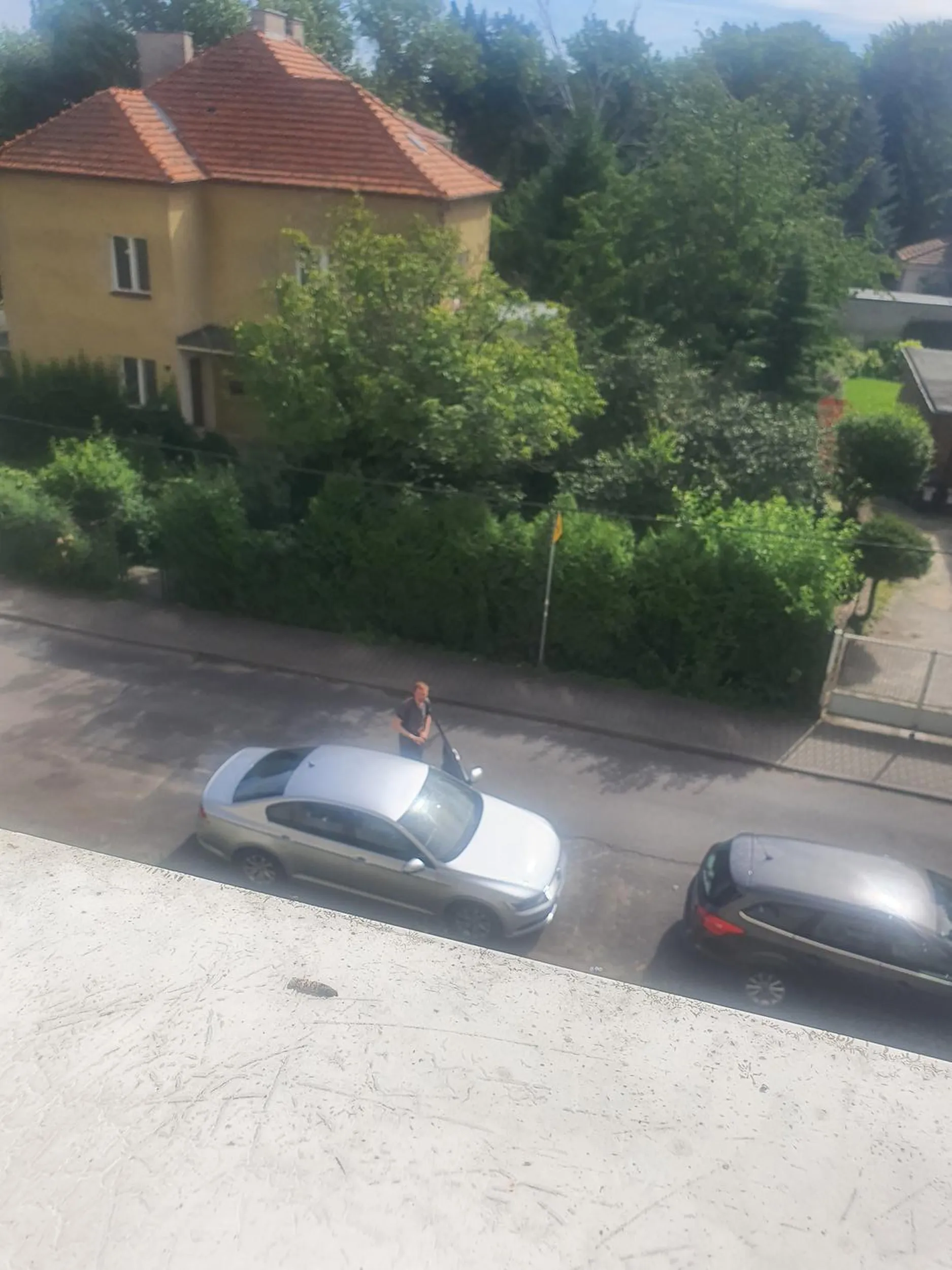 Typ za cholere parkować nie umie, robiąc to wielokrotnie przed czyjąś posesją, że aż auta muszą pipczeć przez takiego gamonia, który czuje się jak królewicz