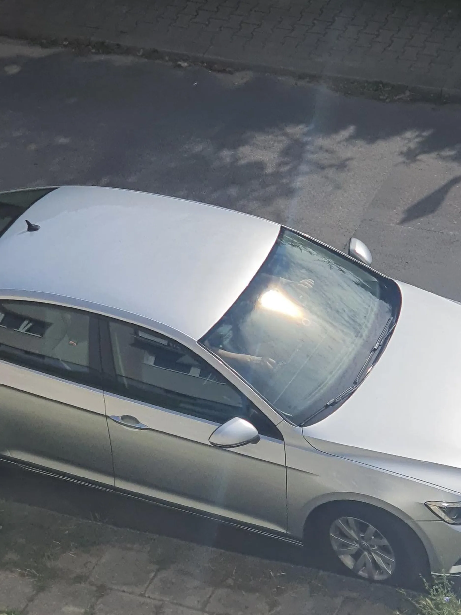 Typ za cholere parkować nie umie, robiąc to wielokrotnie przed czyjąś posesją, że aż auta muszą pipczeć przez takiego gamonia, który czuje się jak królewicz