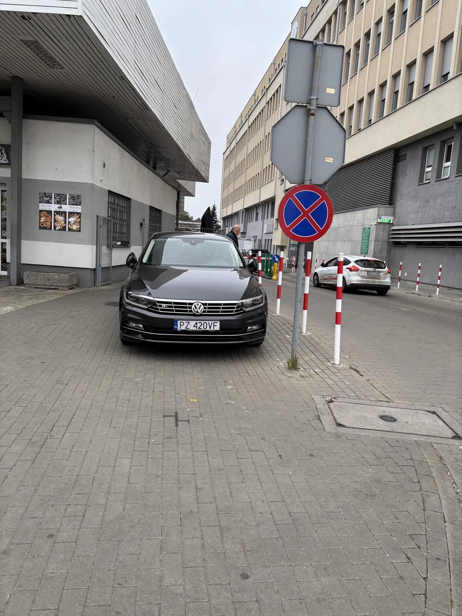 Parkowanie pod szpitalem, przy którym są co najmniej 4 parking ogólnodostępne.