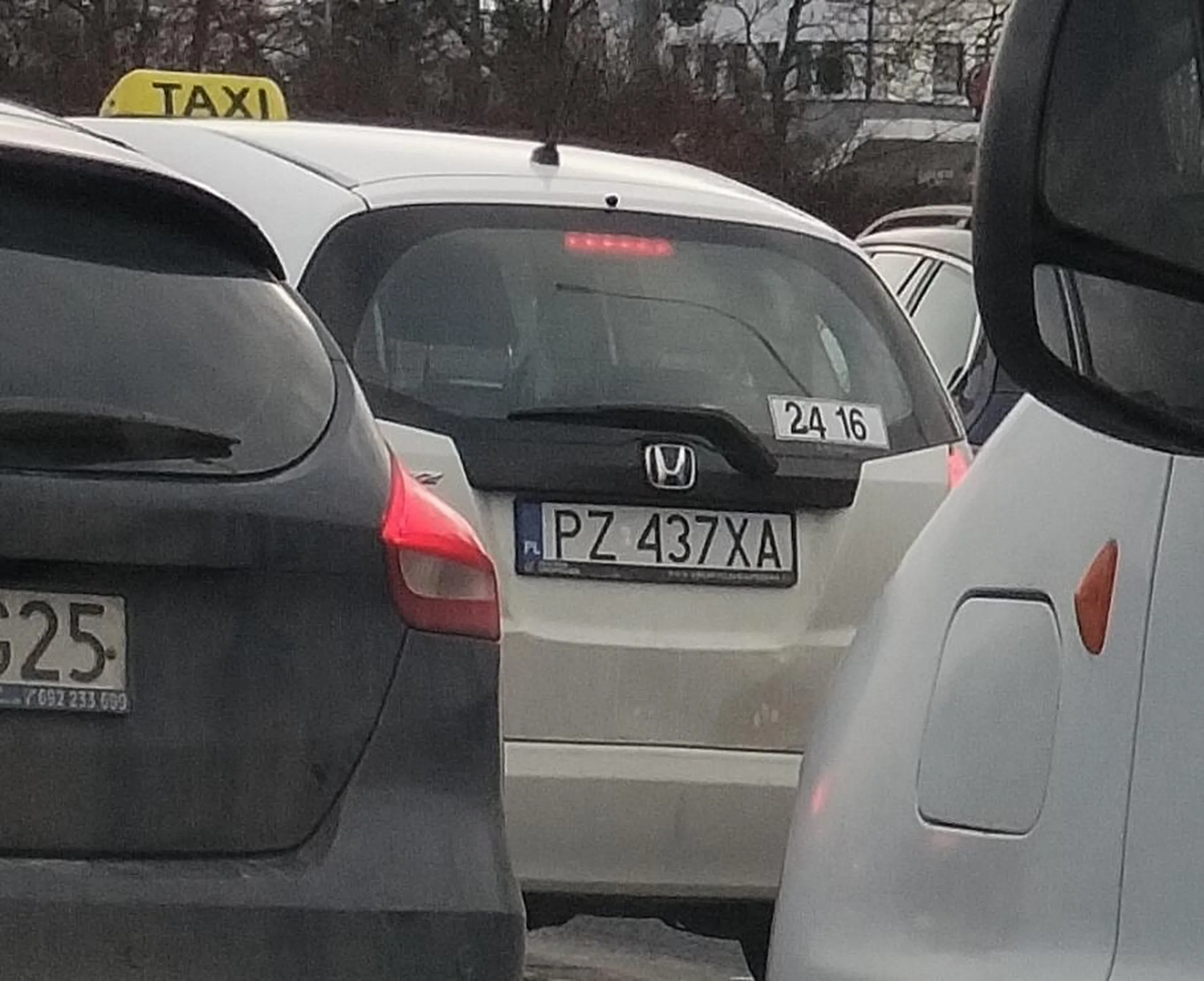 Jeździ bardzo agresywnie, zmusza innych kierowców do awaryjnego hamowania i uciekania ze swojego pasa, by uniknąć kolizji z tym palantem. Prawie rozbił mi auto i dalej jechał równie agresywnie narażając innych kierowców.