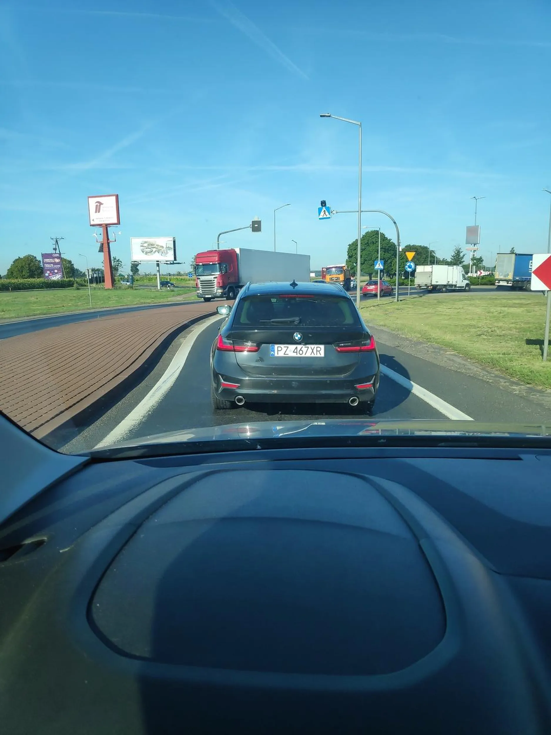 Typowy dysmózg z BMW. Jedzie prędkością x, ja jadę x+5 i sobie powoli wyprzedzam, co strasznie zabolało beemiarza, po czym dodaje gazu w pałę i stwarza zagrożenie. Nie pozdrawiam. Kup se mózg.