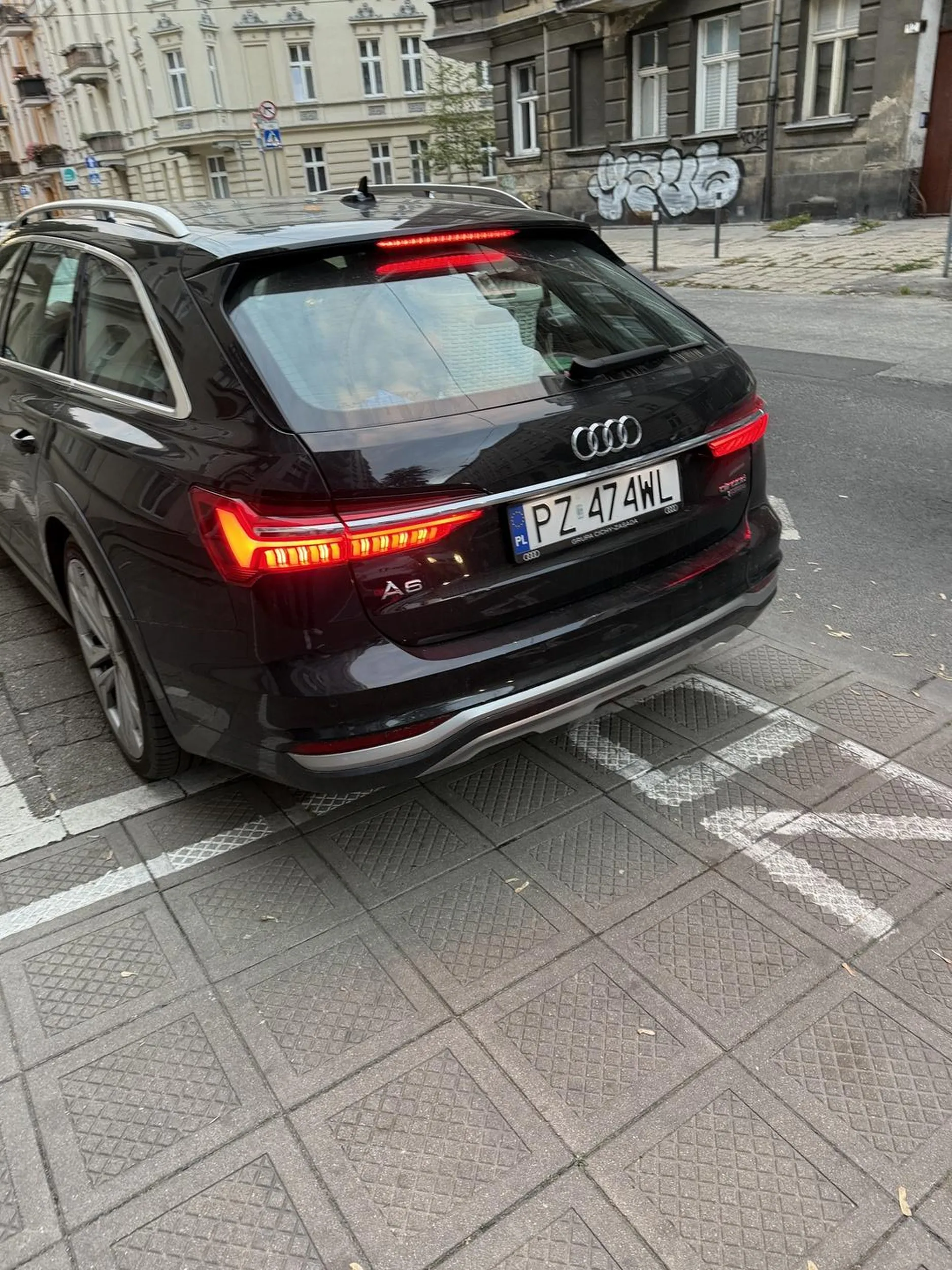 Zaparkował jak ostatnio d***l wystając w wąskim wjeździe do bramy, nie dał nawet awaryjnych, to by chociaż wiadomo, że jest gdzieś w pobliżu. Kiedy zauważył, że zadzwoniłem na straż miejską - podszedł do auta i zaczął coś sapać pod nosem, zapytałem czy je przestawi, bo zastawił wjazd i nie da się wjechać ani wyjechać - odburknął „co z tego” i powiedział żebym sobie dzwonił na policję. Powiedziałem ze jak nie chce przestawić, to zadzwonię znowu na straż miejską. Jegomość zrobił mi zdjęcie i zaczął się odgrażać, że „jeszcze się spotkamy”…