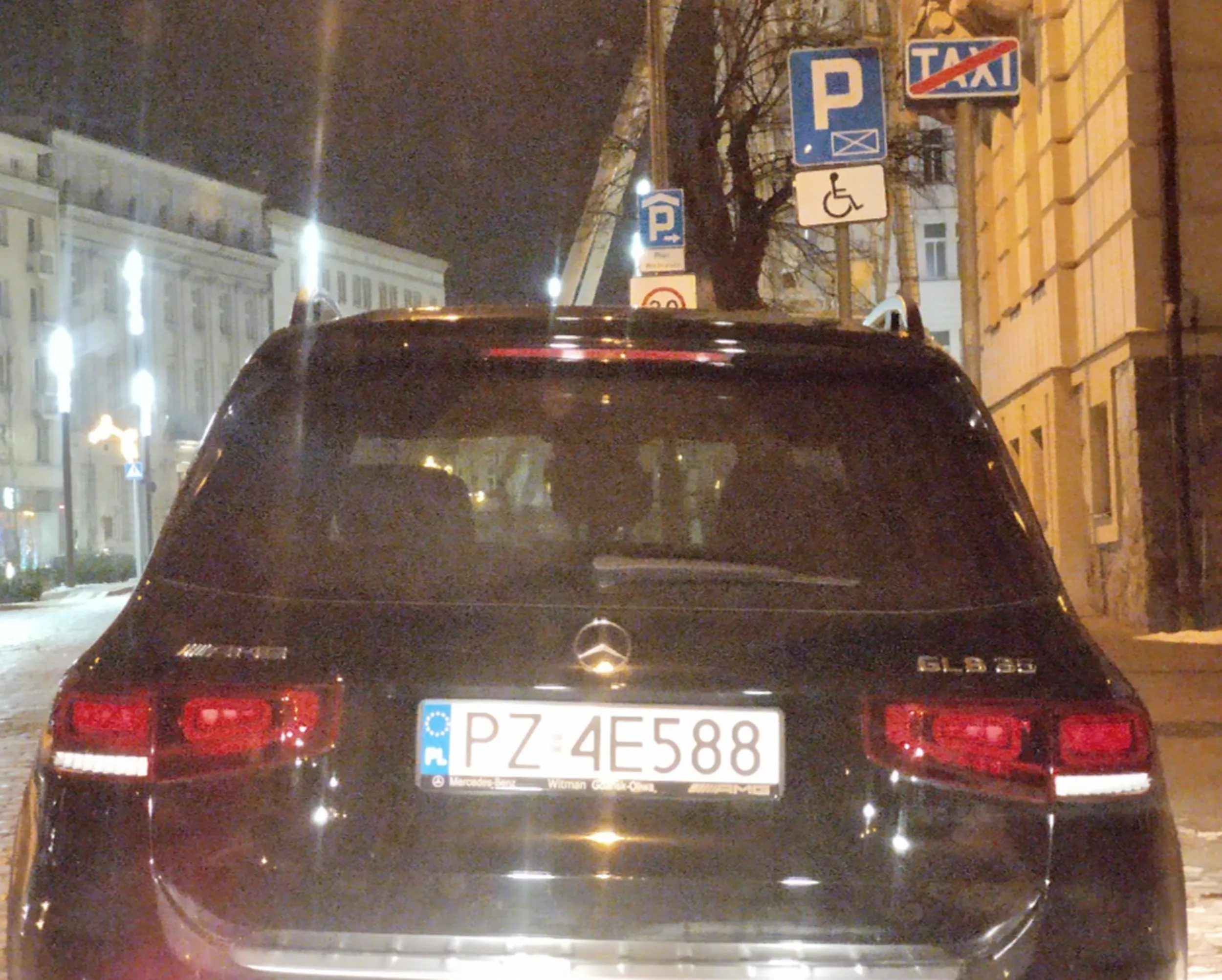 Staje na postoju dla Taxi.