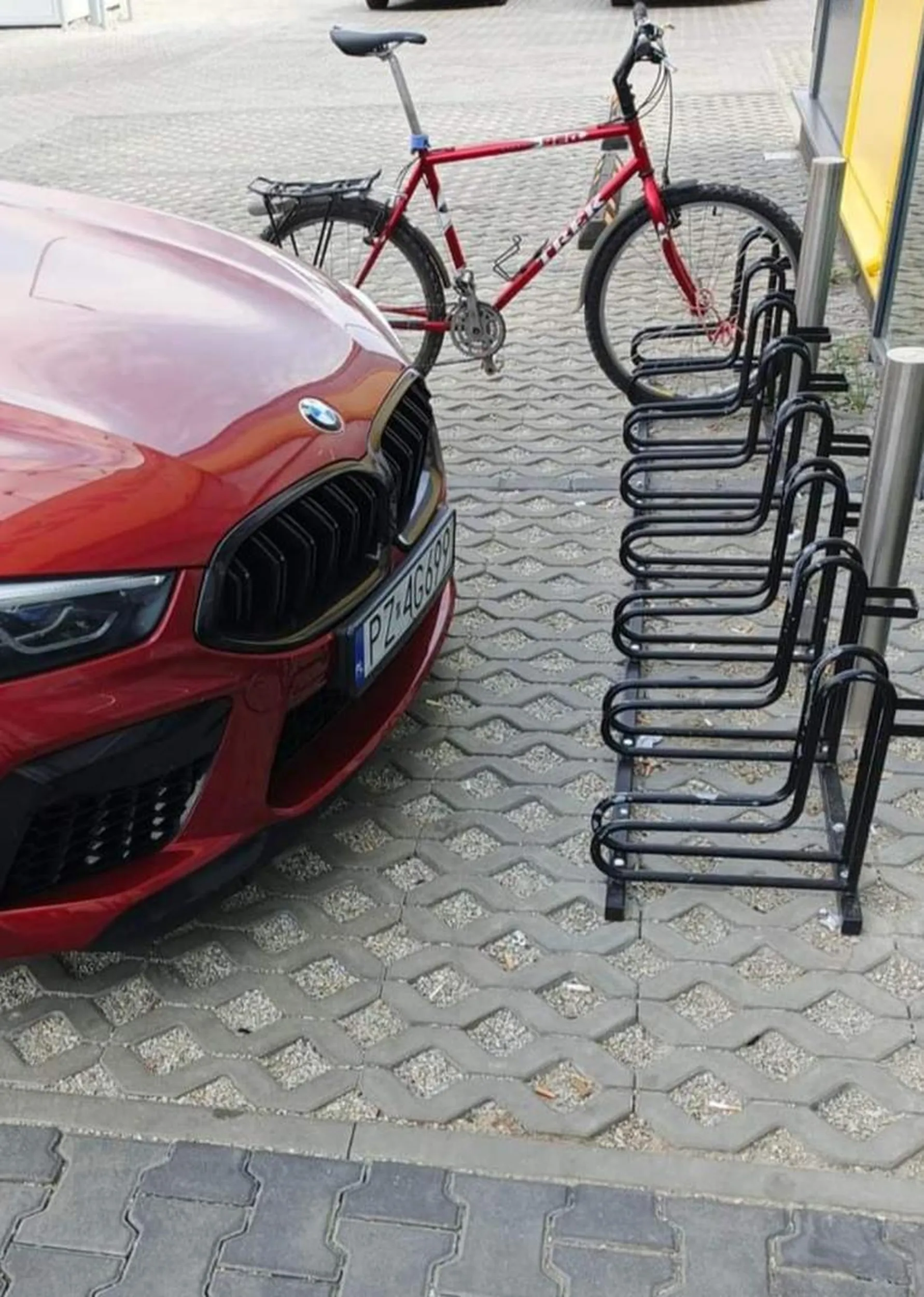 Kierowca pojazdu identyfikuje się jako rower