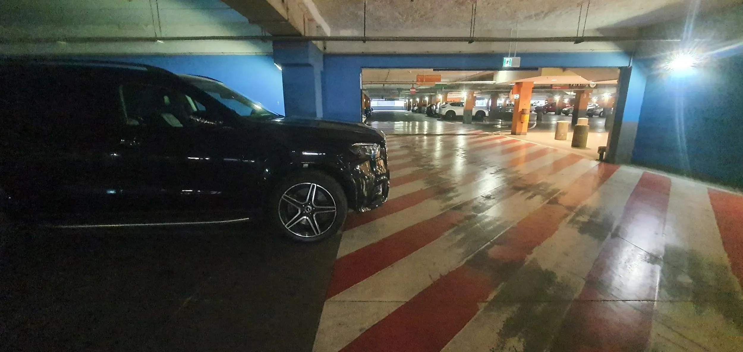 Mistrz parkowania na pustym parkingu