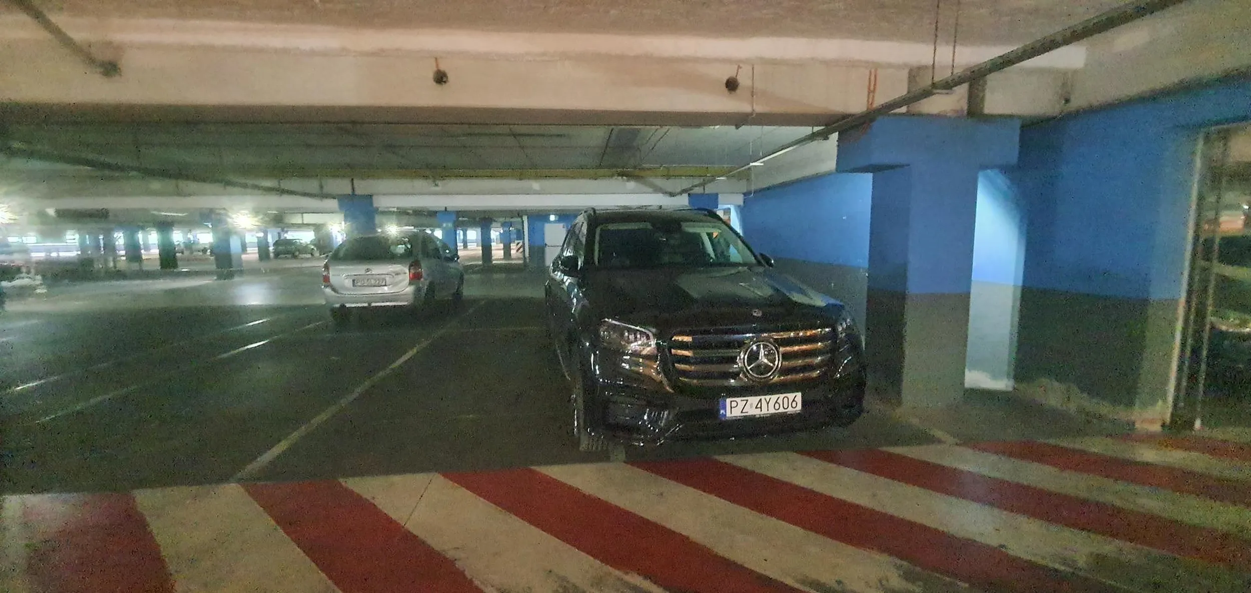 Mistrz parkowania na pustym parkingu