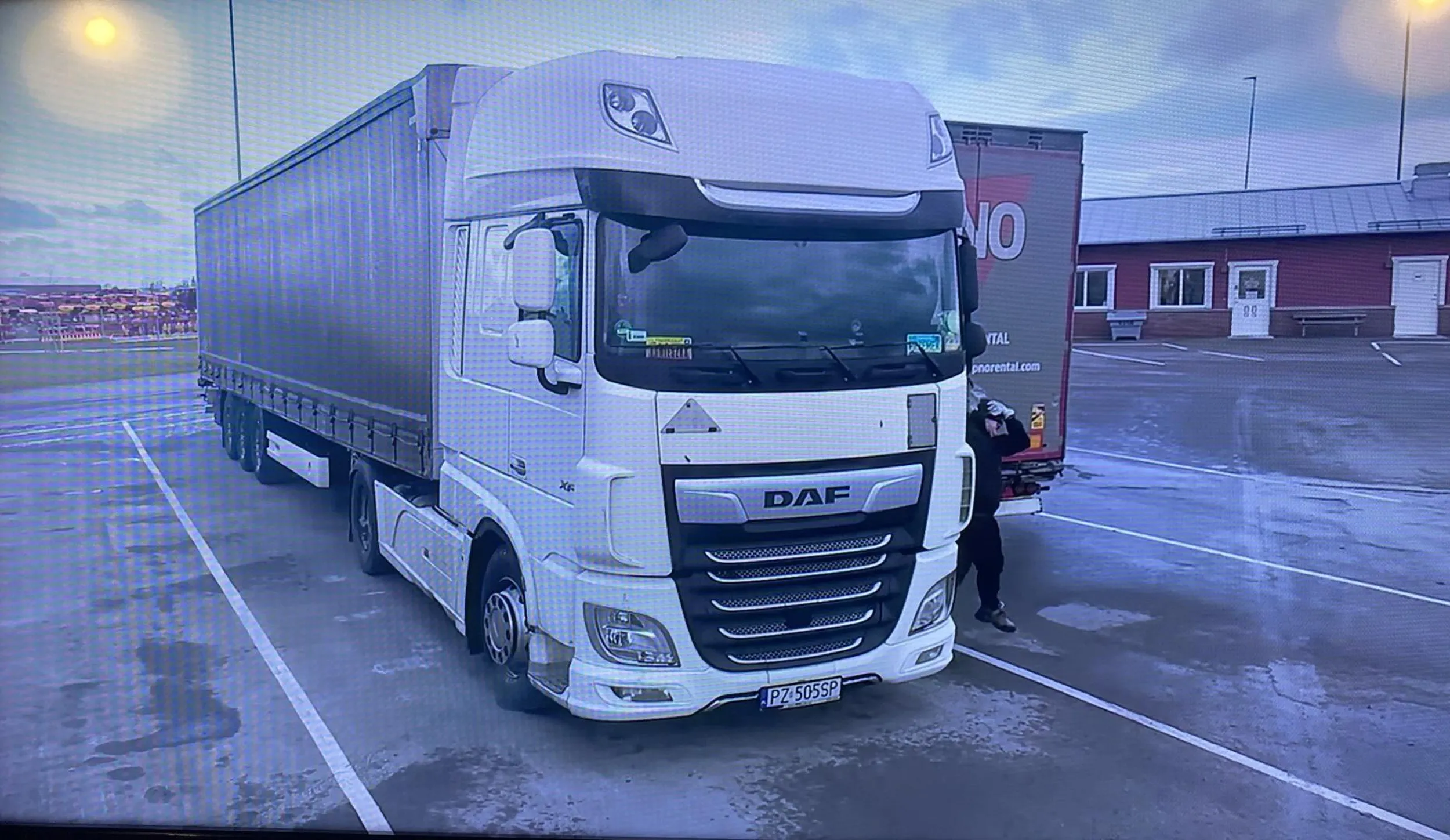 Chłop wywala szybę XD