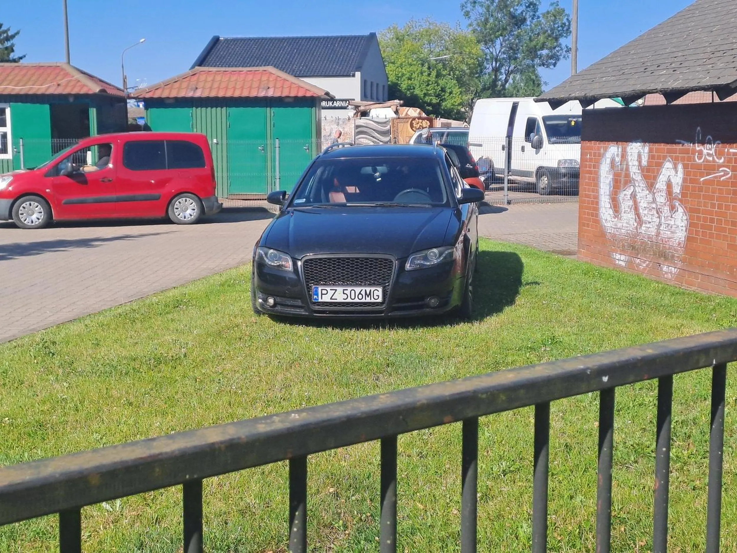 Wsiok parkuje swojego gruza na publicznym trawniku niczym na podium. 10 metrów dalej wolne miejsca parkingowe.