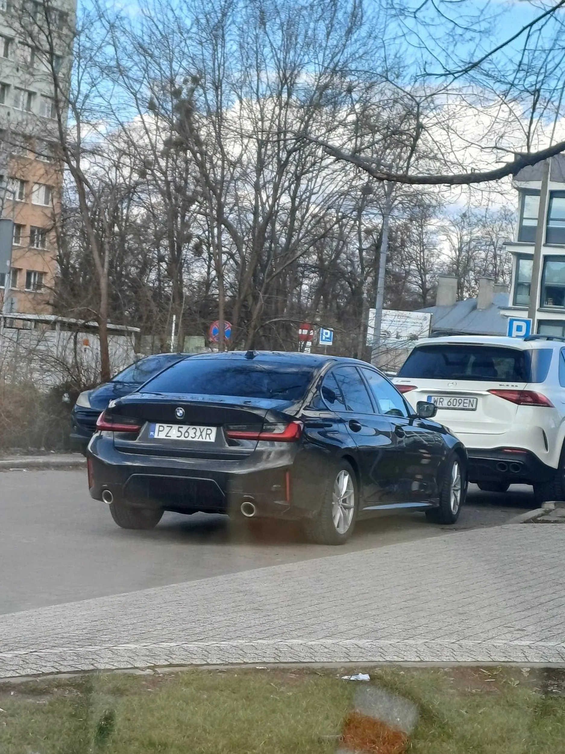 Mistrz parkowania! Najlepiej na wiejeździe na parking