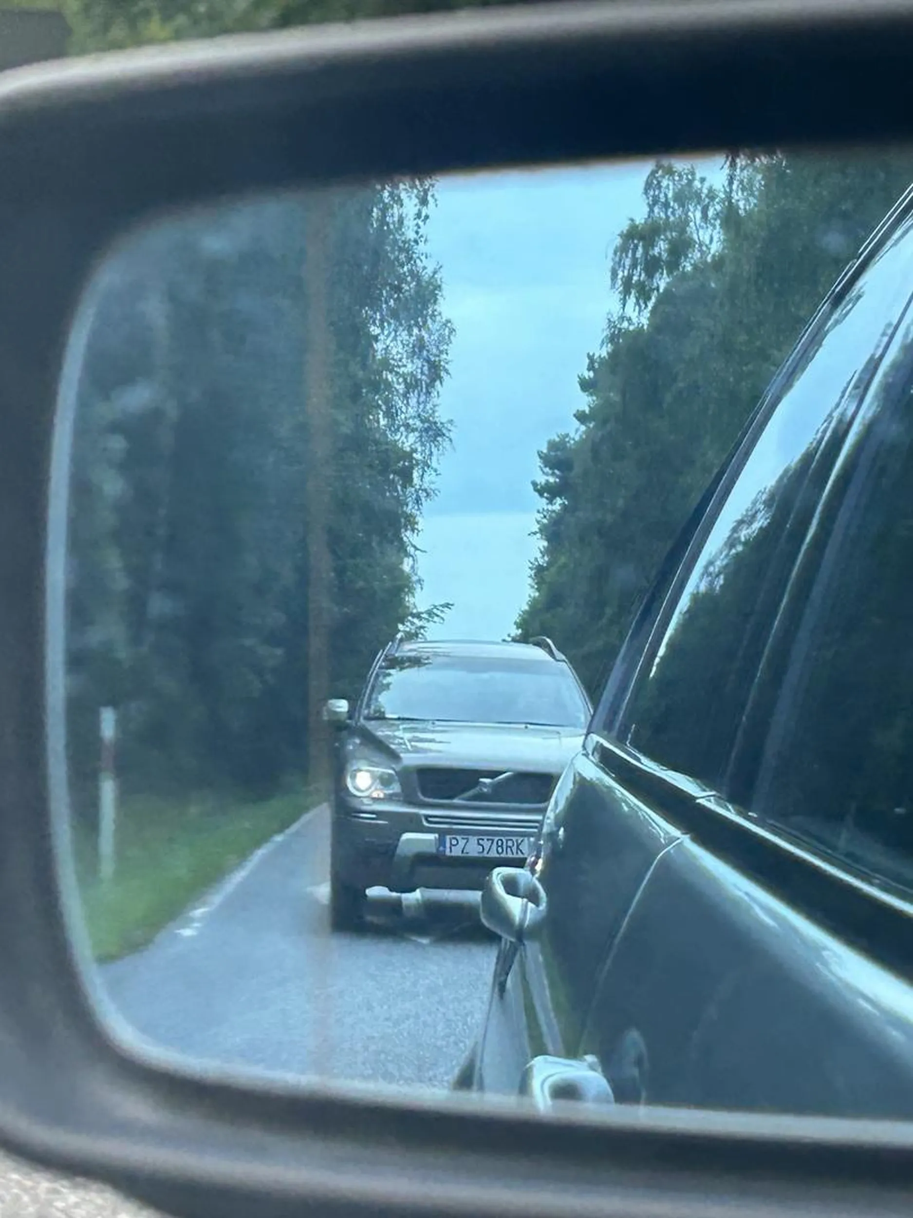 podjeżdża pod dupę, mruga światłami, trąbi, pokazuje głupie gesty rękoma, wyprzedza hamuje ludzi, nagrywa Cię telefonem a potem ucieka i wpycha się pomiędzy wszystkimi