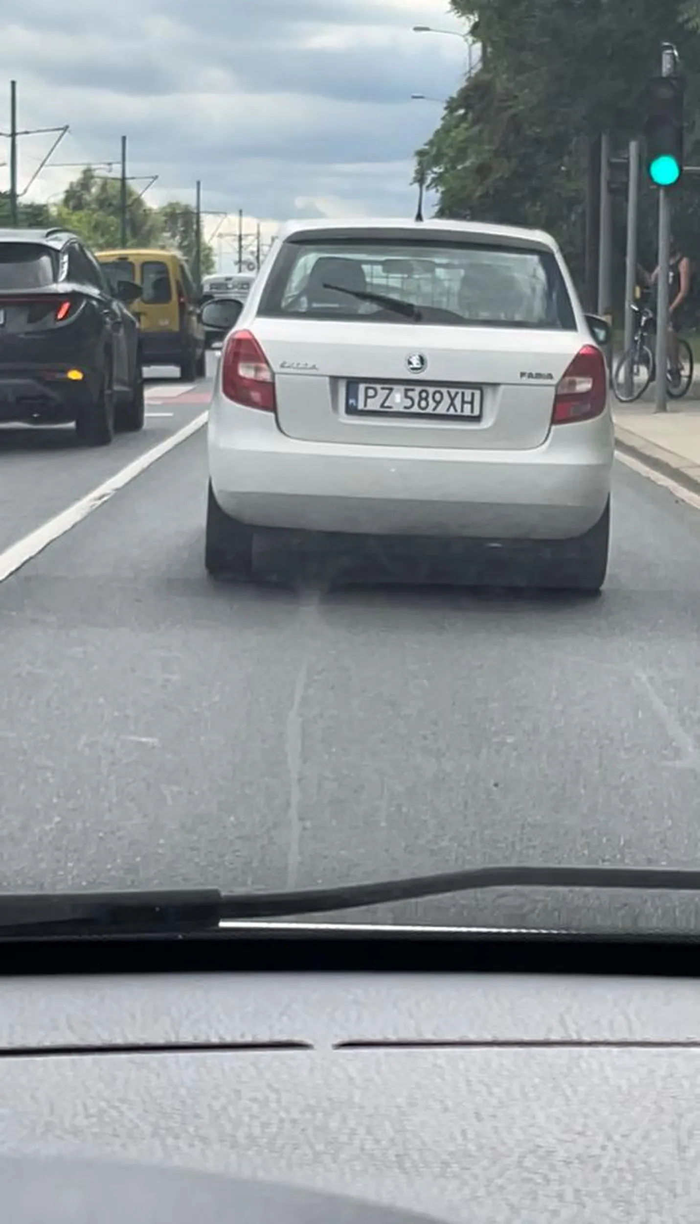 Osoba bardzo nierozsądna hamuje do zera z 50 km/h 100 metrów za samochodem jadącym przed nią. Stwarza zagrożenie w ruchu lądowym.