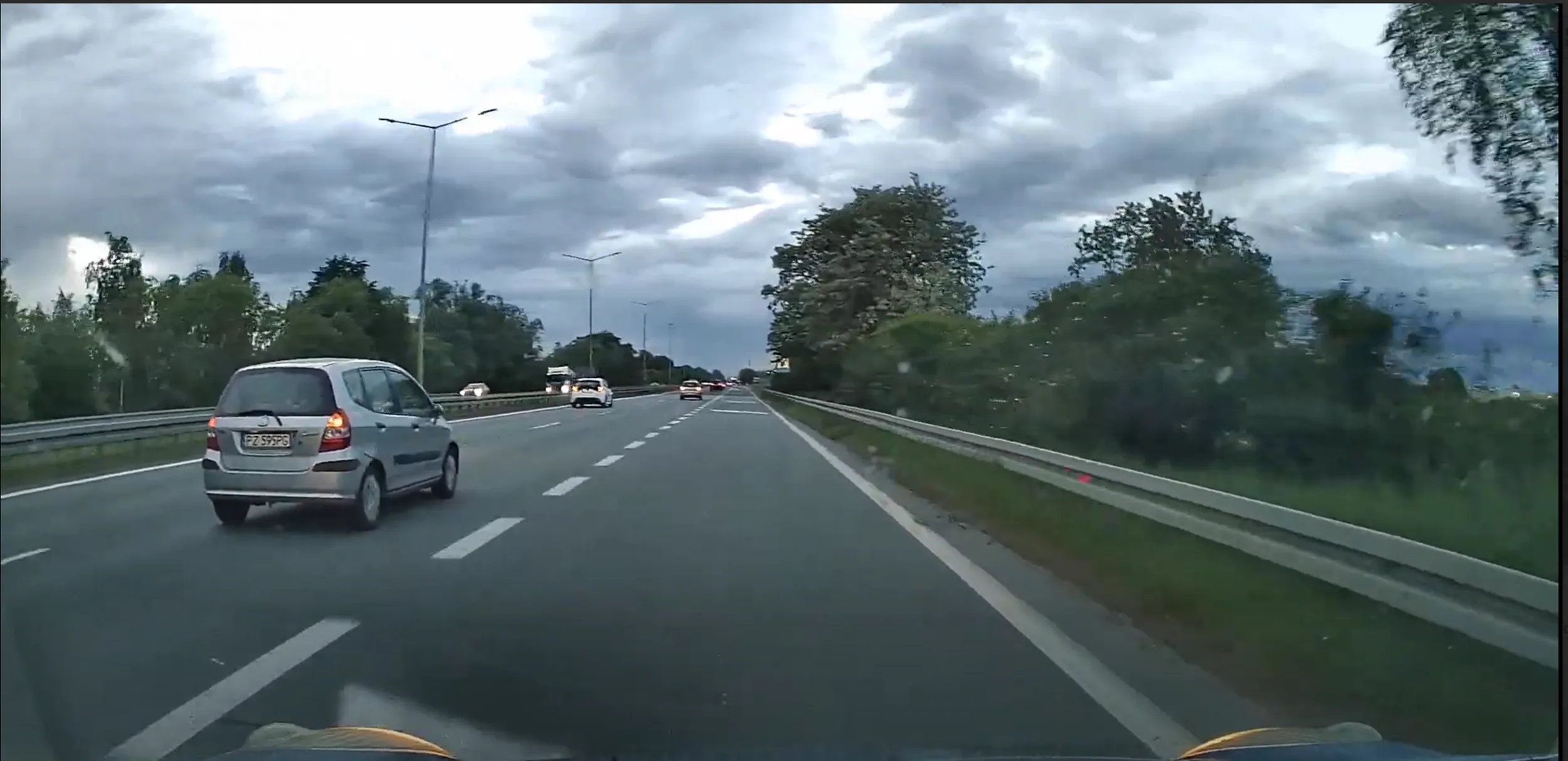 droga niekompetentna użytkowniczko dróg publicznych, oddaj prawo jazdy i przestań stwarzać zagrożenie na drodze hamując innym przed maską :)