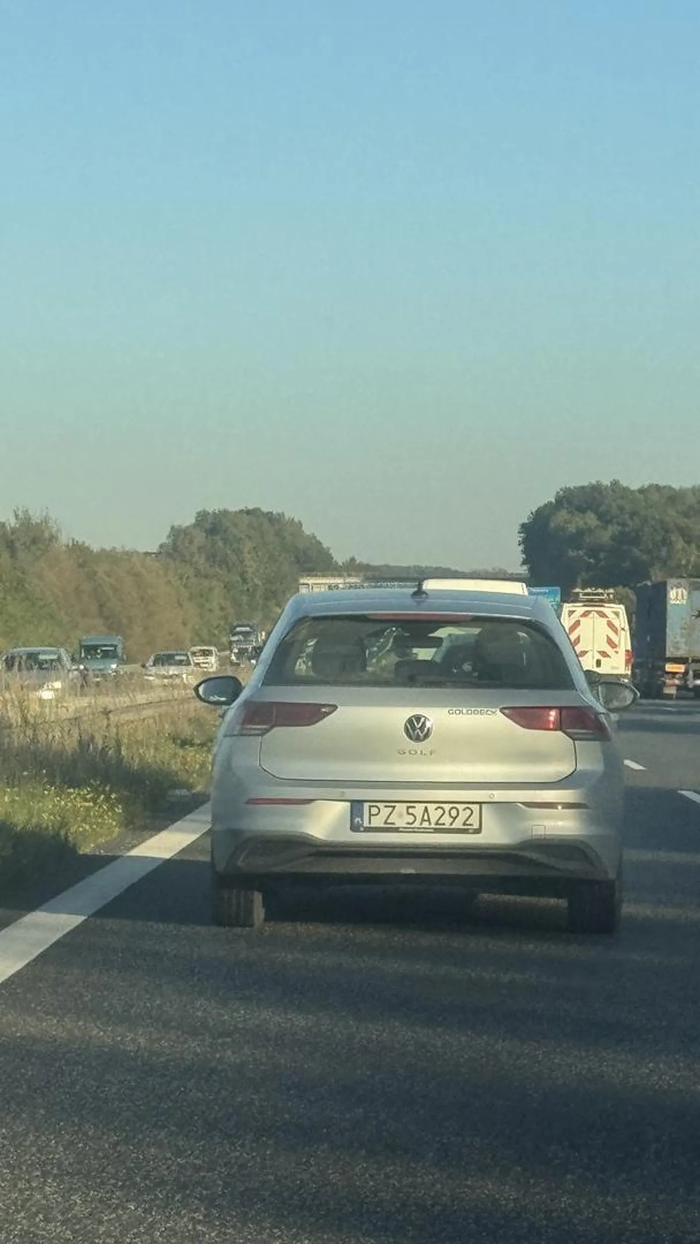 Kierowca poruszajacy się służbowym autem Goldbeck, w bardzo agresywny sposób zmusza do zjeżdżania z pasa, hamuje przed zderzakiem, trąbi na kierowców jadacych przepisowo, mruga długimi i jedzie na kierunku włączonym, szlaczkiem miedzy autami wciska się przed auta zmuszając do gwałtownego hamowania.