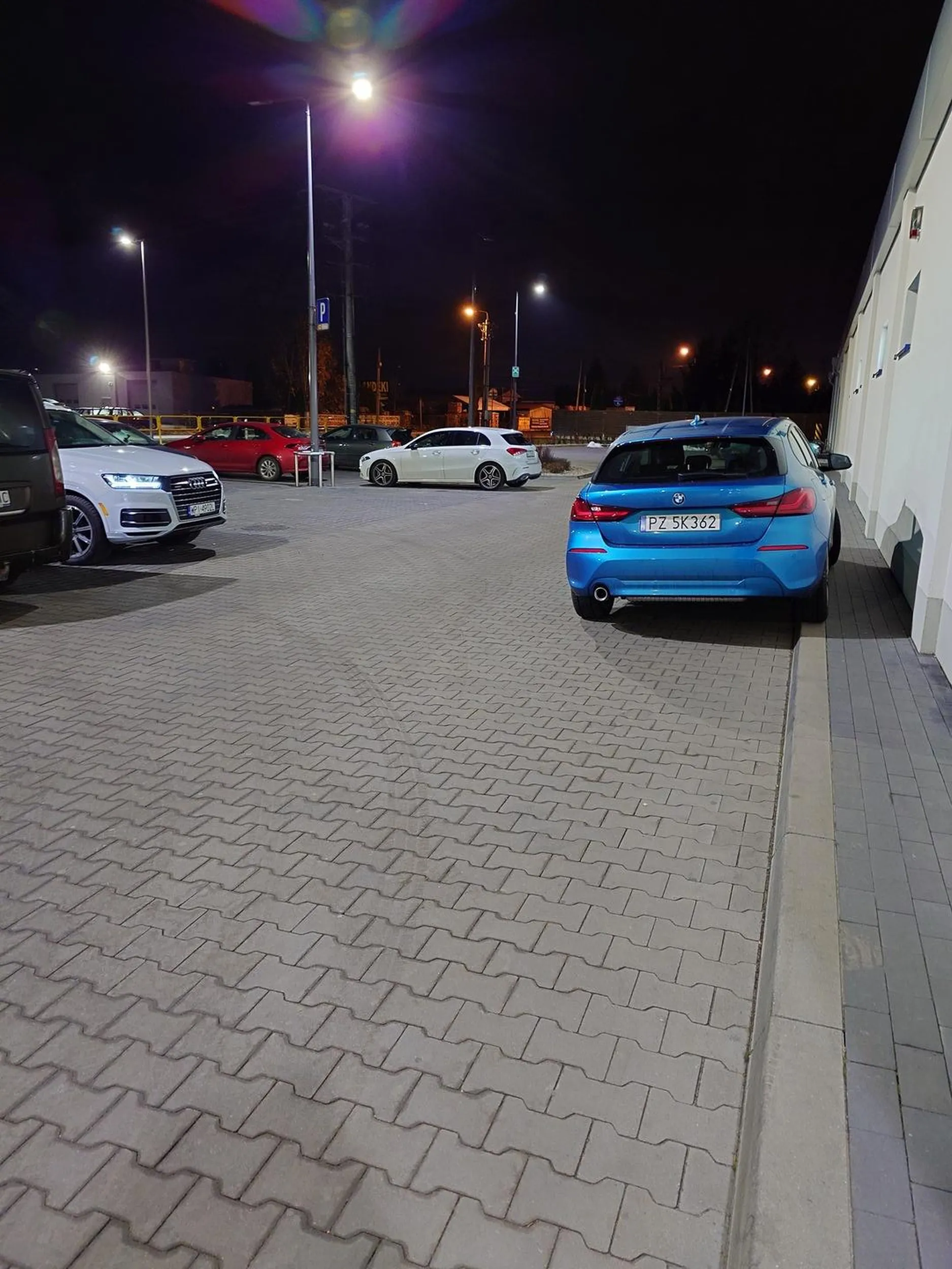 Parkuje się pod Lidlem na drodze pod wejściem - gdzie cały pusty parking