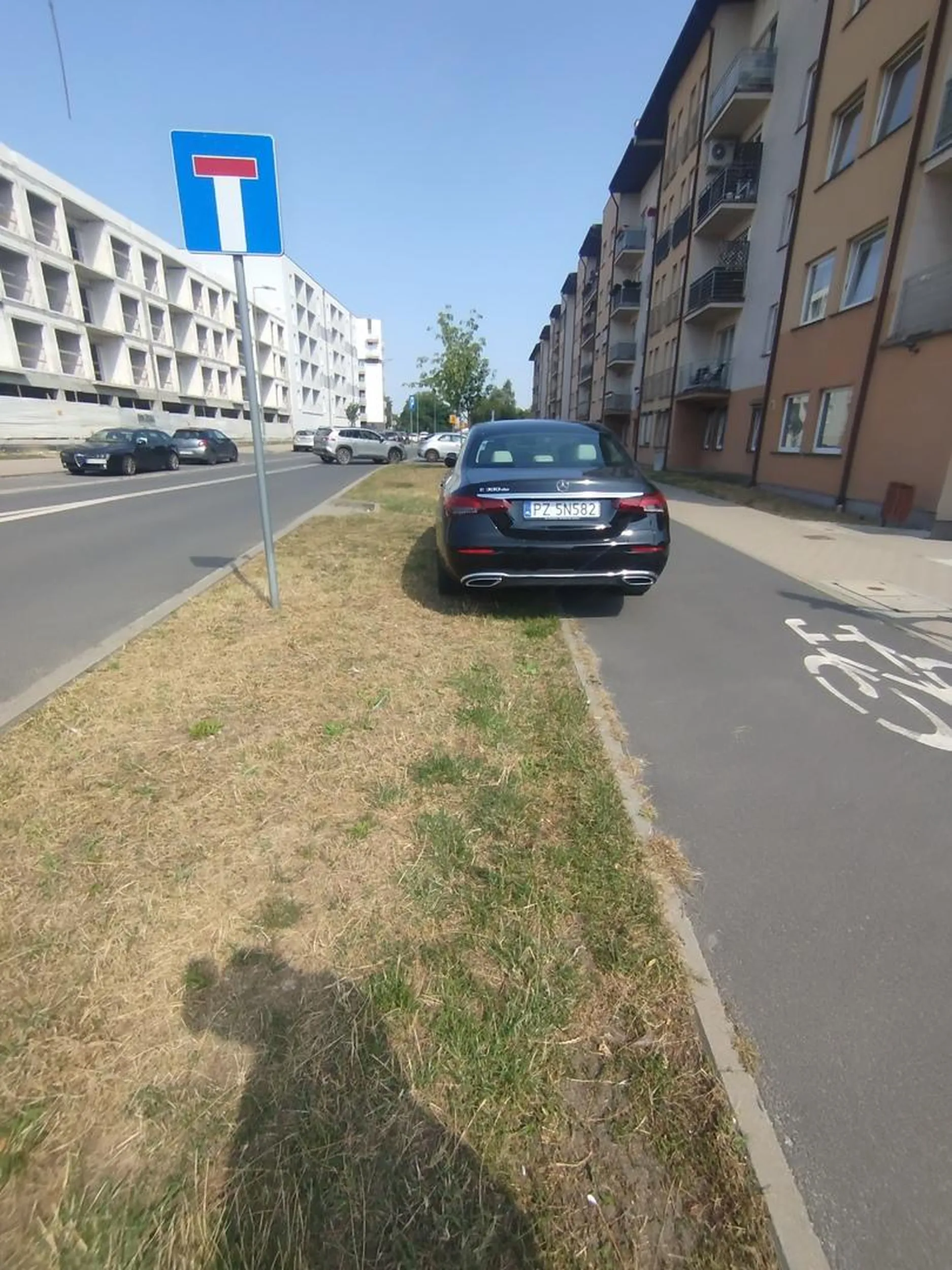 Dekiel wjechał przez pasy, po chodniku żeby tylko jak najbliżej iść do punktu dpd, pozdro