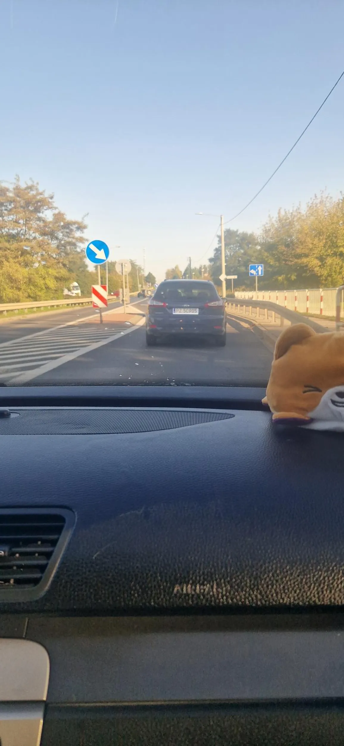 Wpierdala się na czerwonym swietle, głupia myśli że zdąży