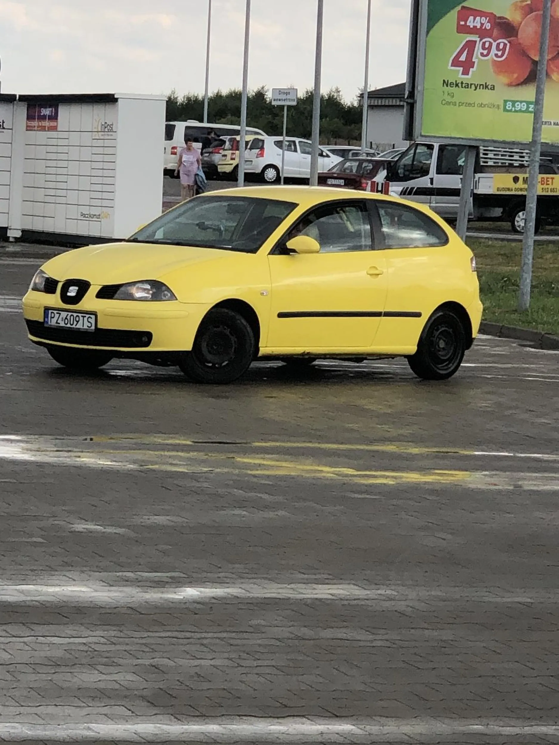 Jakaś blondyna parkuje gdzie chce, jeździ po krawężnikach a progi zwalniające dla niej nie istnieją.