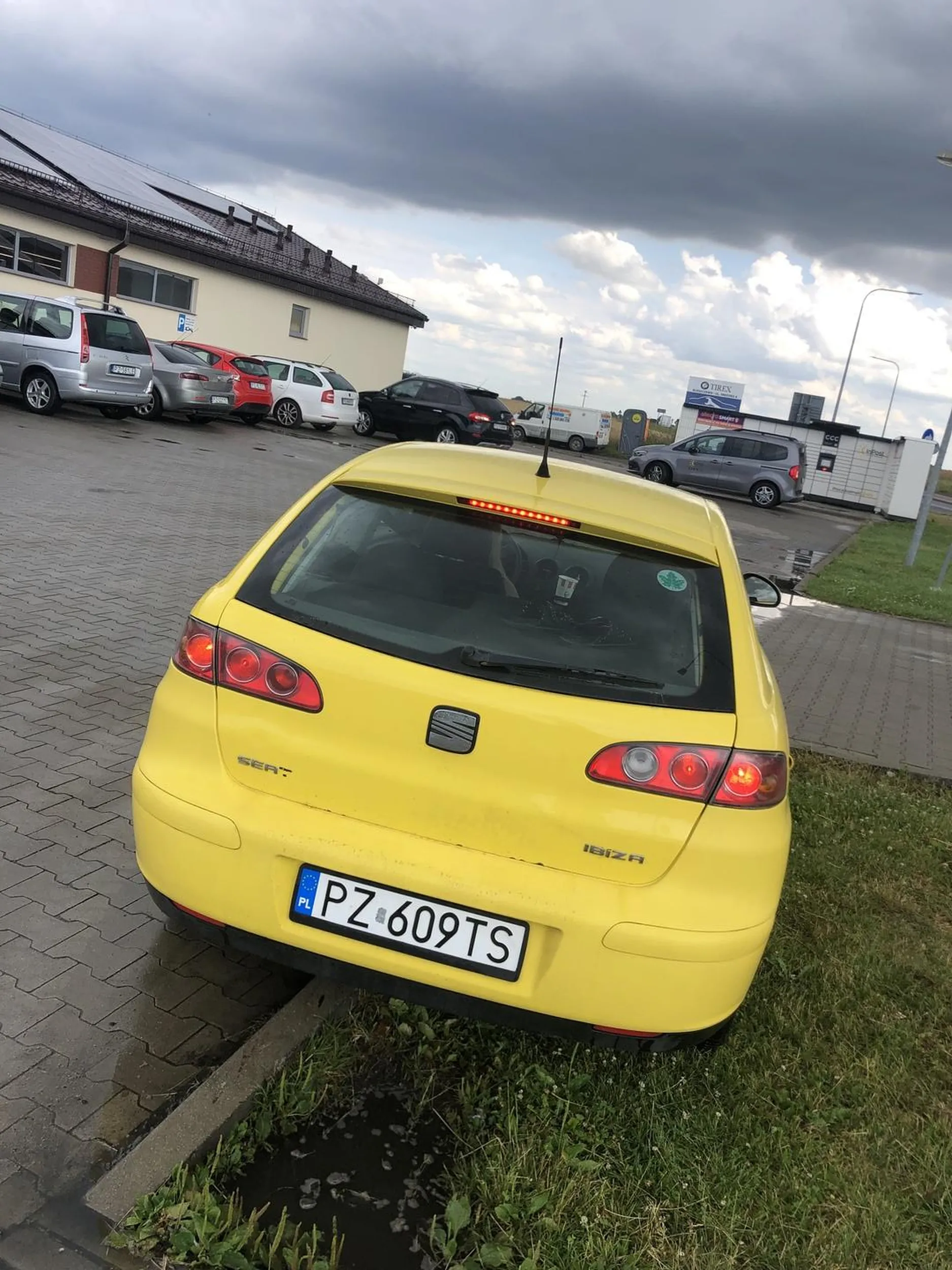 Jakaś blondyna parkuje gdzie chce, jeździ po krawężnikach a progi zwalniające dla niej nie istnieją.