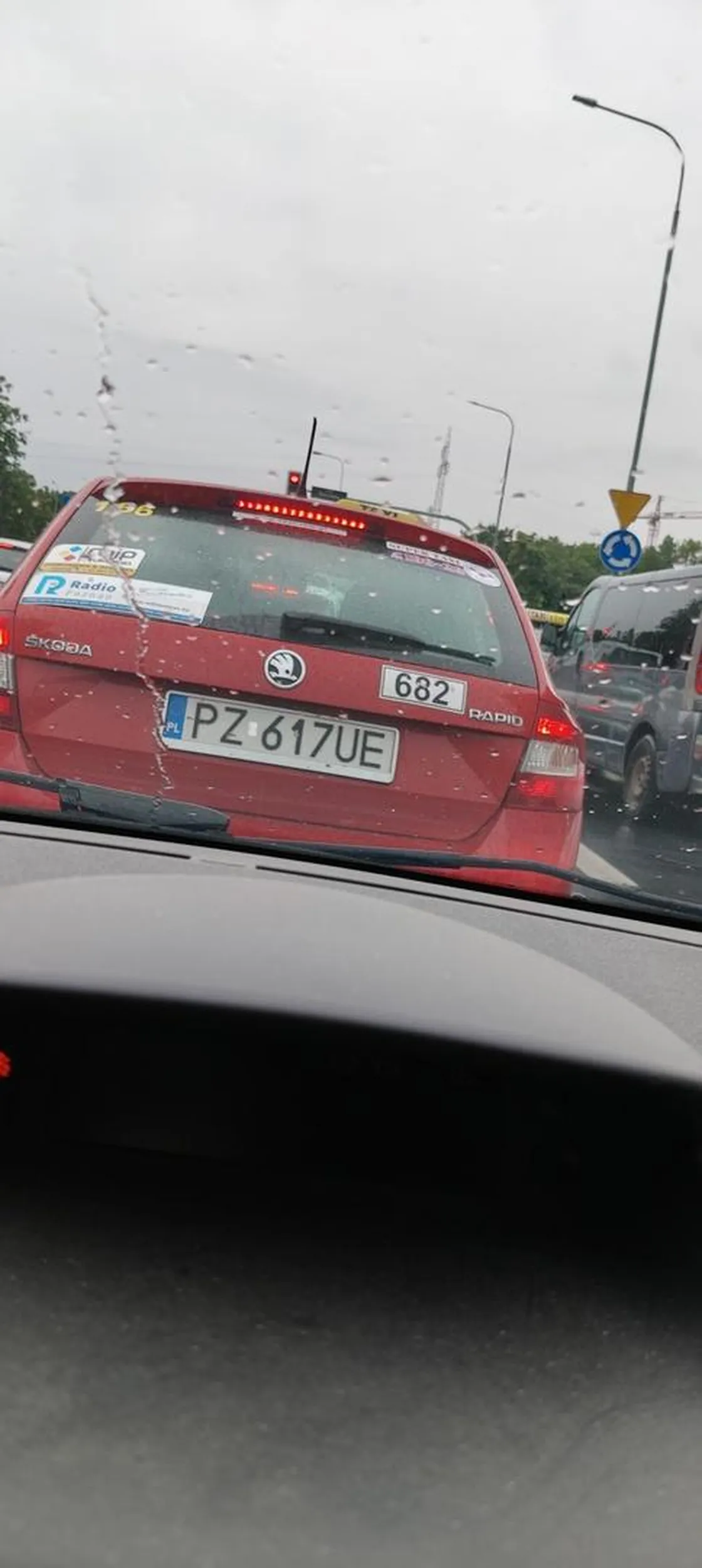 Taxi. Wymuszanie pierwszeństwa. Zmiana pasów ruchu bez używania kierunkowskazów.