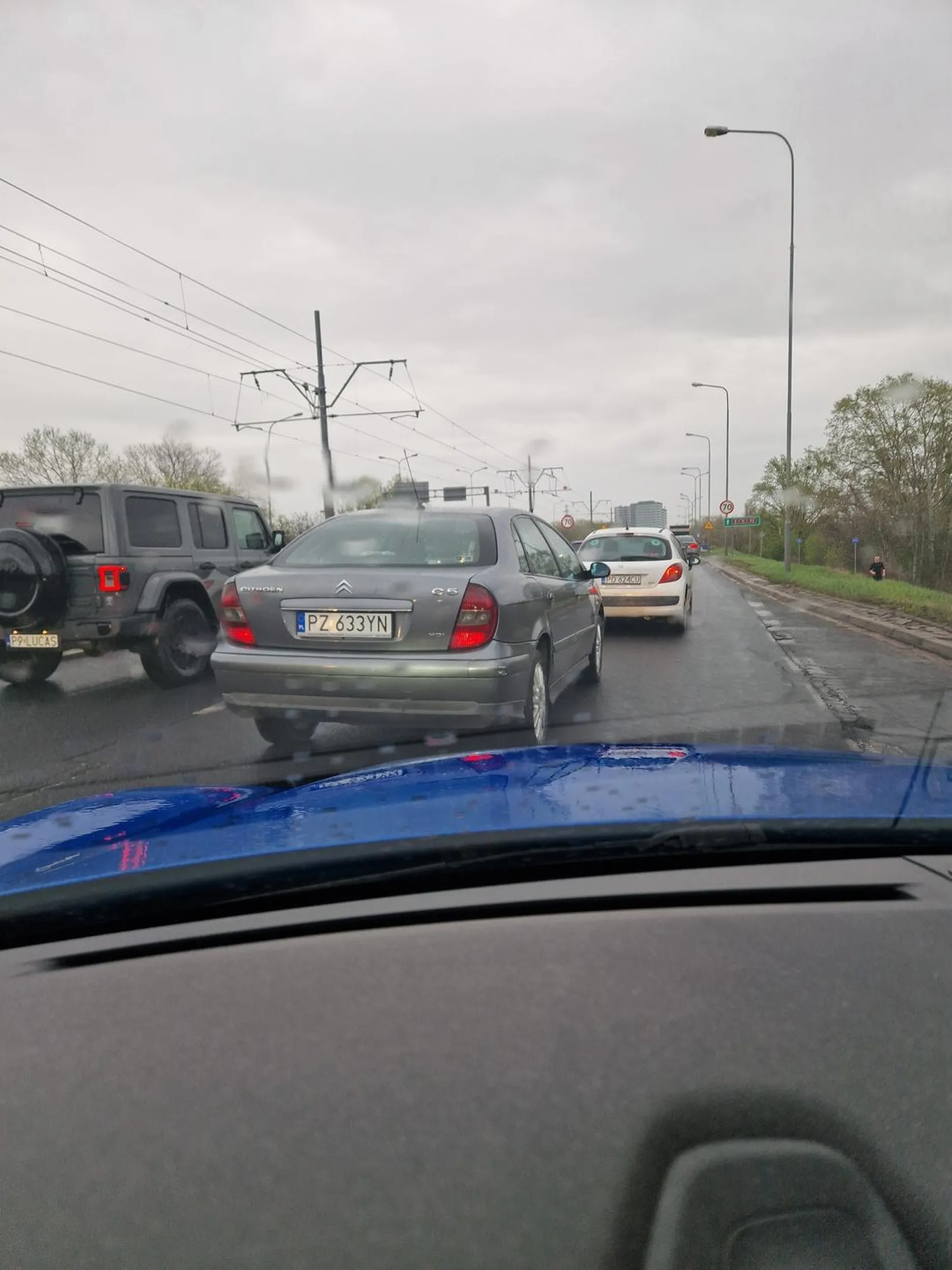 Facet nie ogarnia jazdy na suwak, siedzi na zderzaku. BUC