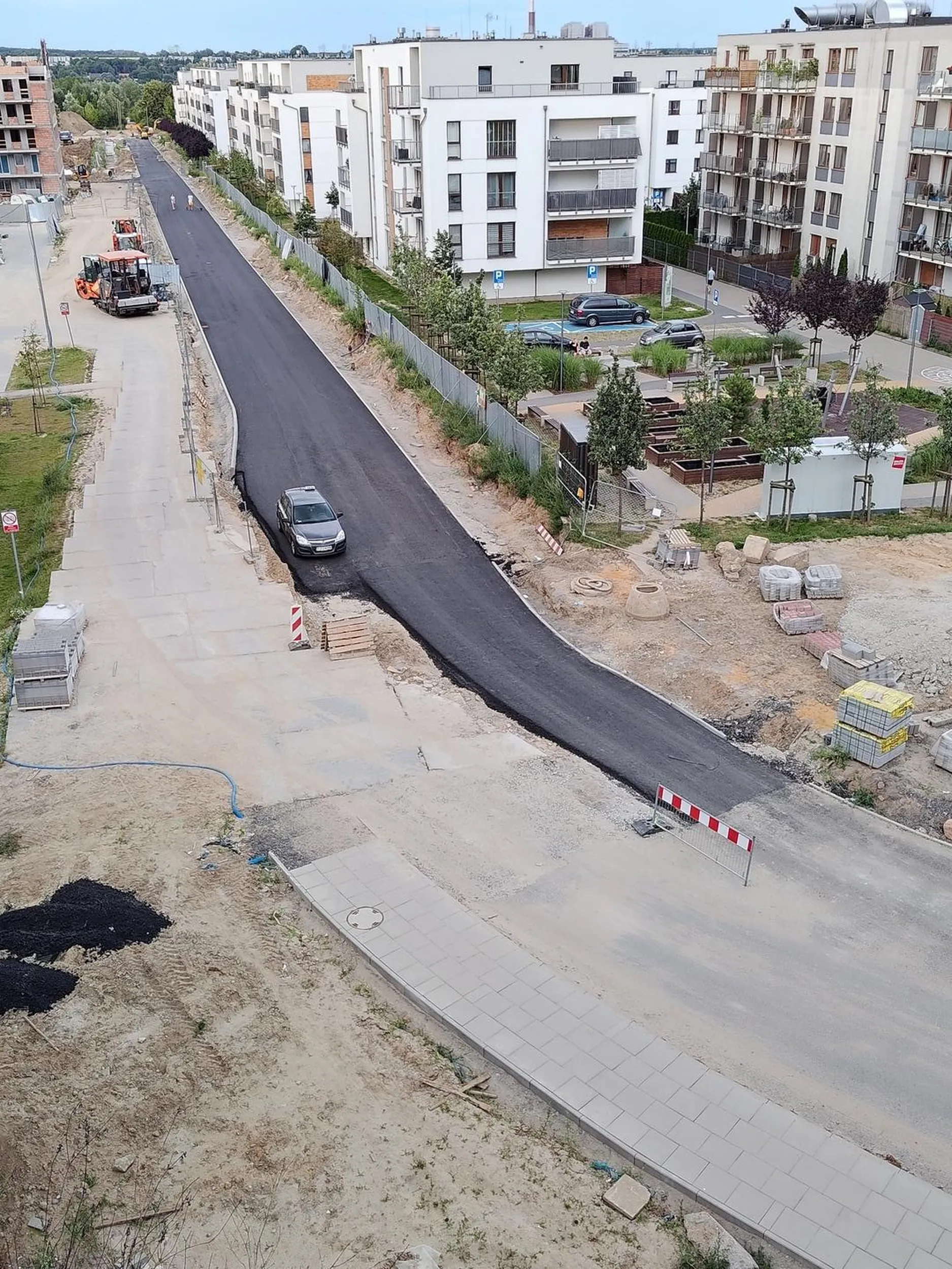 Droga jeszcze nie skończona ale pan z taxi już musiał zaparkować swój dyliżans.