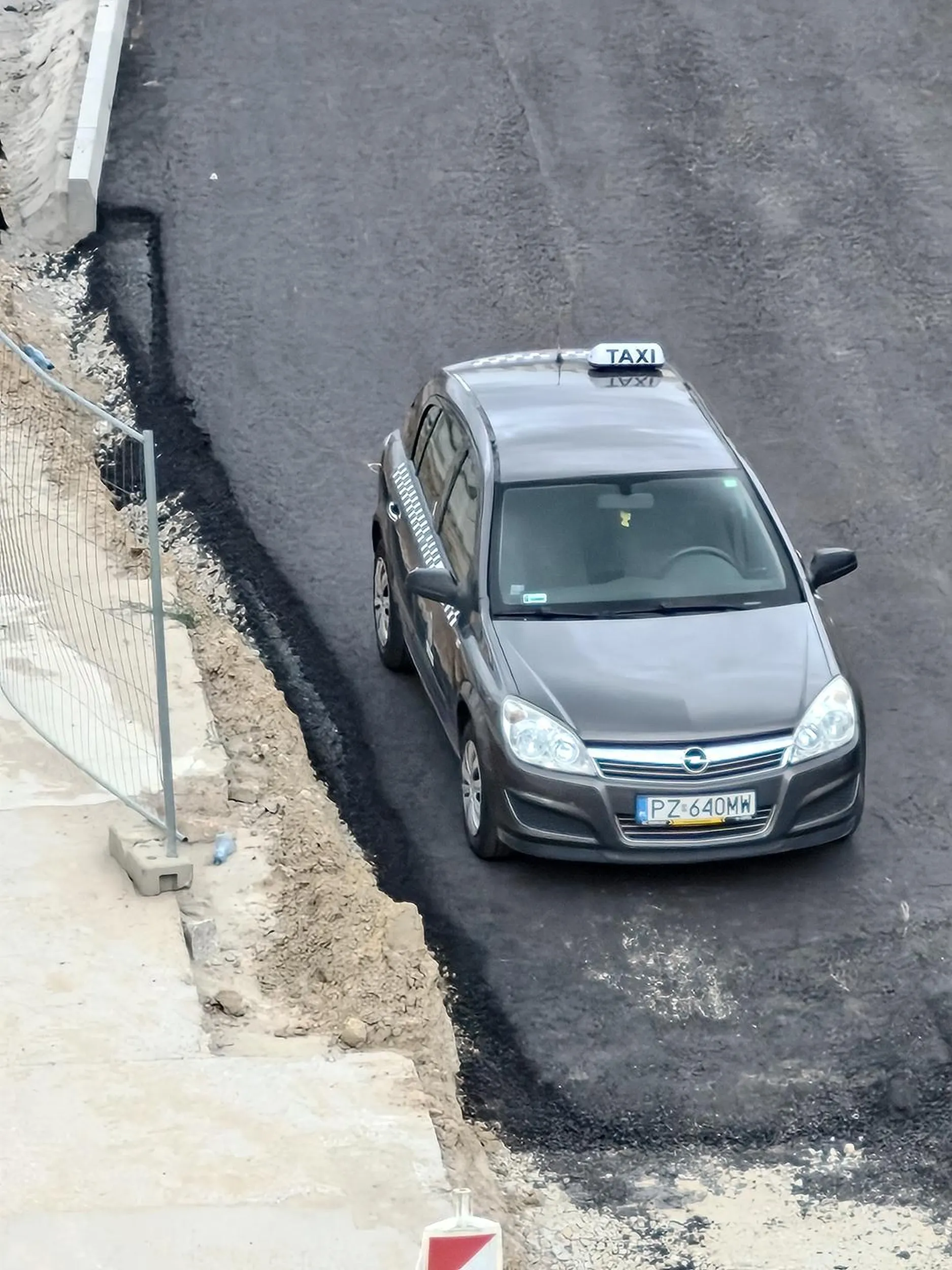 Droga jeszcze nie skończona ale pan z taxi już musiał zaparkować swój dyliżans.