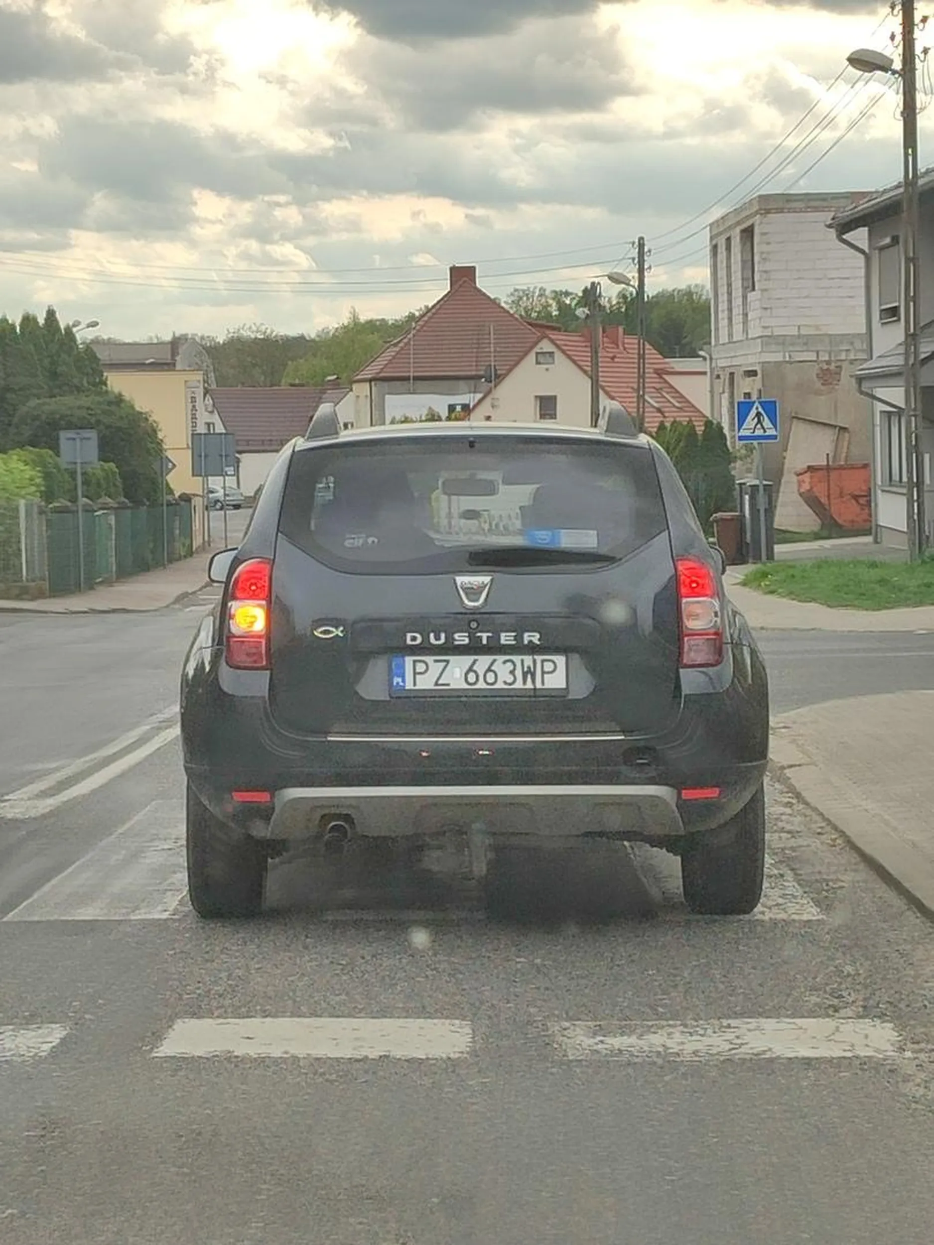 Jeździ jak wariat! Wyprzedza na podwójnej ciągłej, przy ograniczeniu do 40. Rozpoczyna manerw wyprzedzania, kiedy auto z naprzeciwka znajduje się blisko. Siedzi na zderzaku.