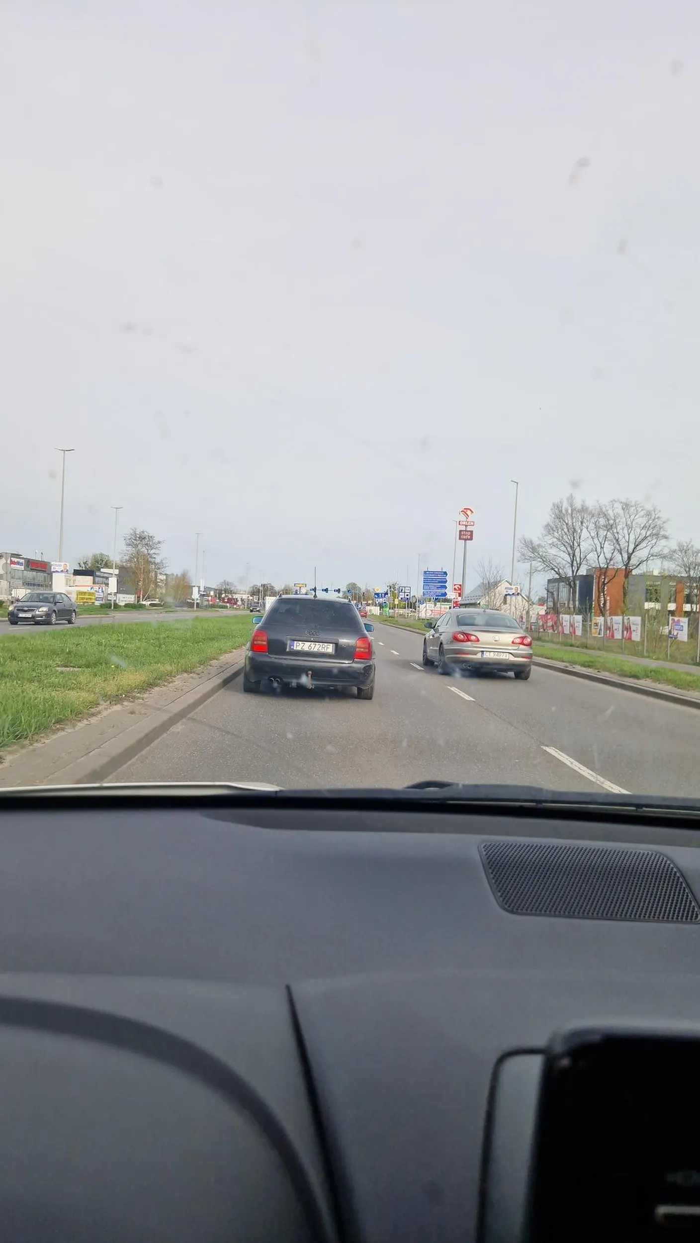 nie wiem kto kierowalem tym autem dzis tzn. 07.04.2024 w toruniu ale ewidentnie prawko z cipsow, blokowanie lewego, przyhamowanie, polecam udanie sie do zakladu psychiatrycznego bo stwarzasz tylko i wylacznie zagrożenie na drodze swoim brakiem mozgu, nie pozdrawiam