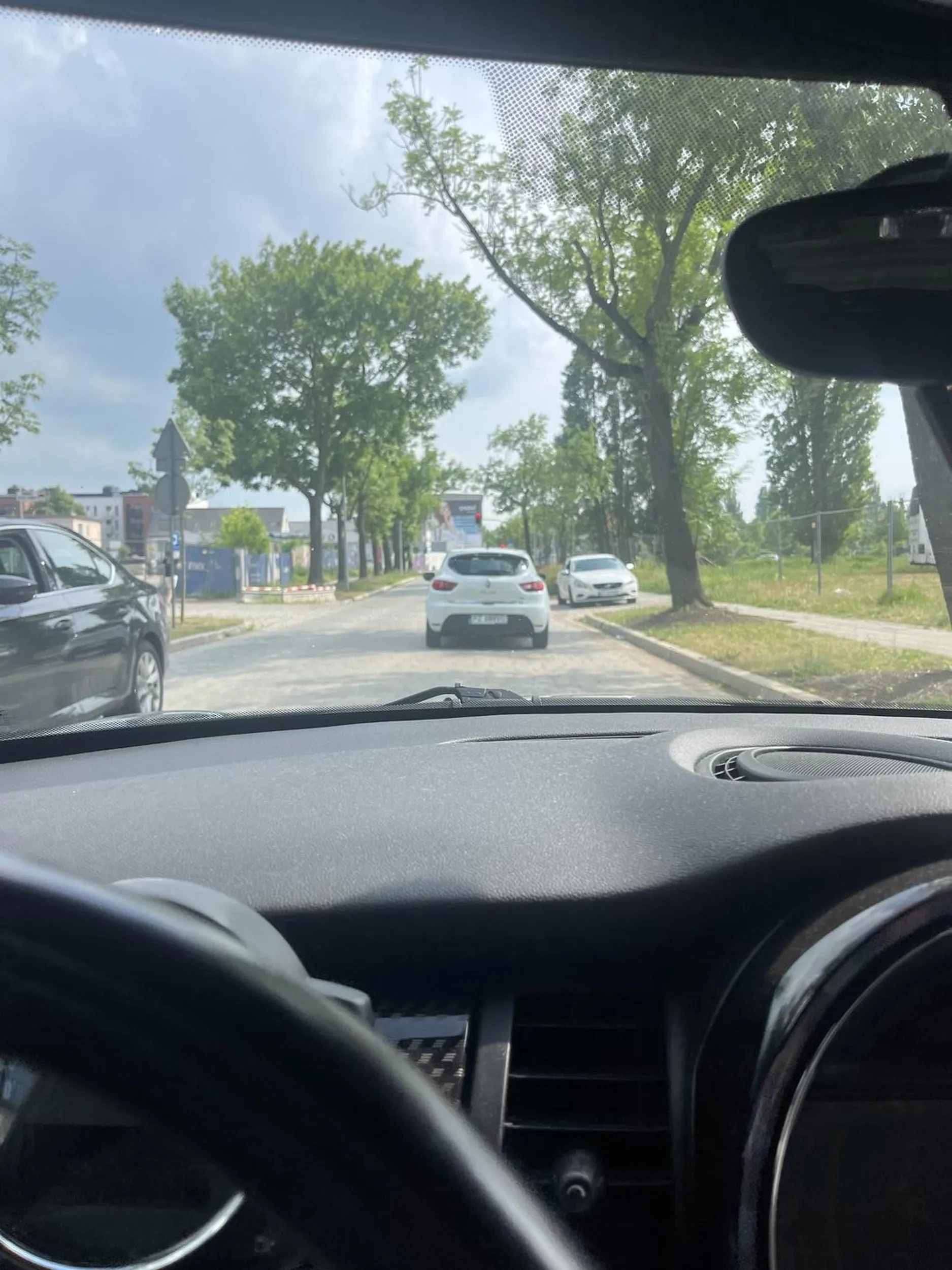 Kierowca nie potrafi zmieniać pasów oraz używać kierunkowskazów. Żona mnie obrażała.